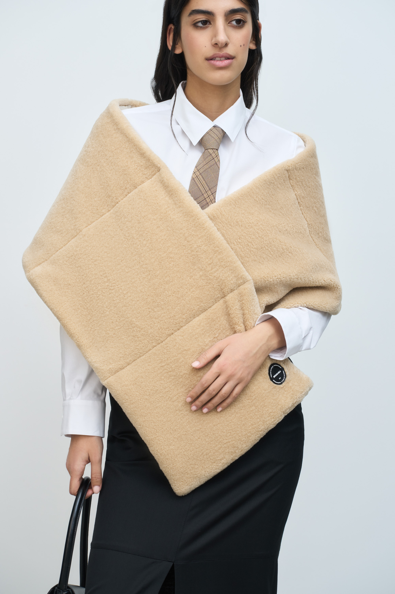 Утепленный шарф из экомеха с подкладом и брендированным ярлыком.