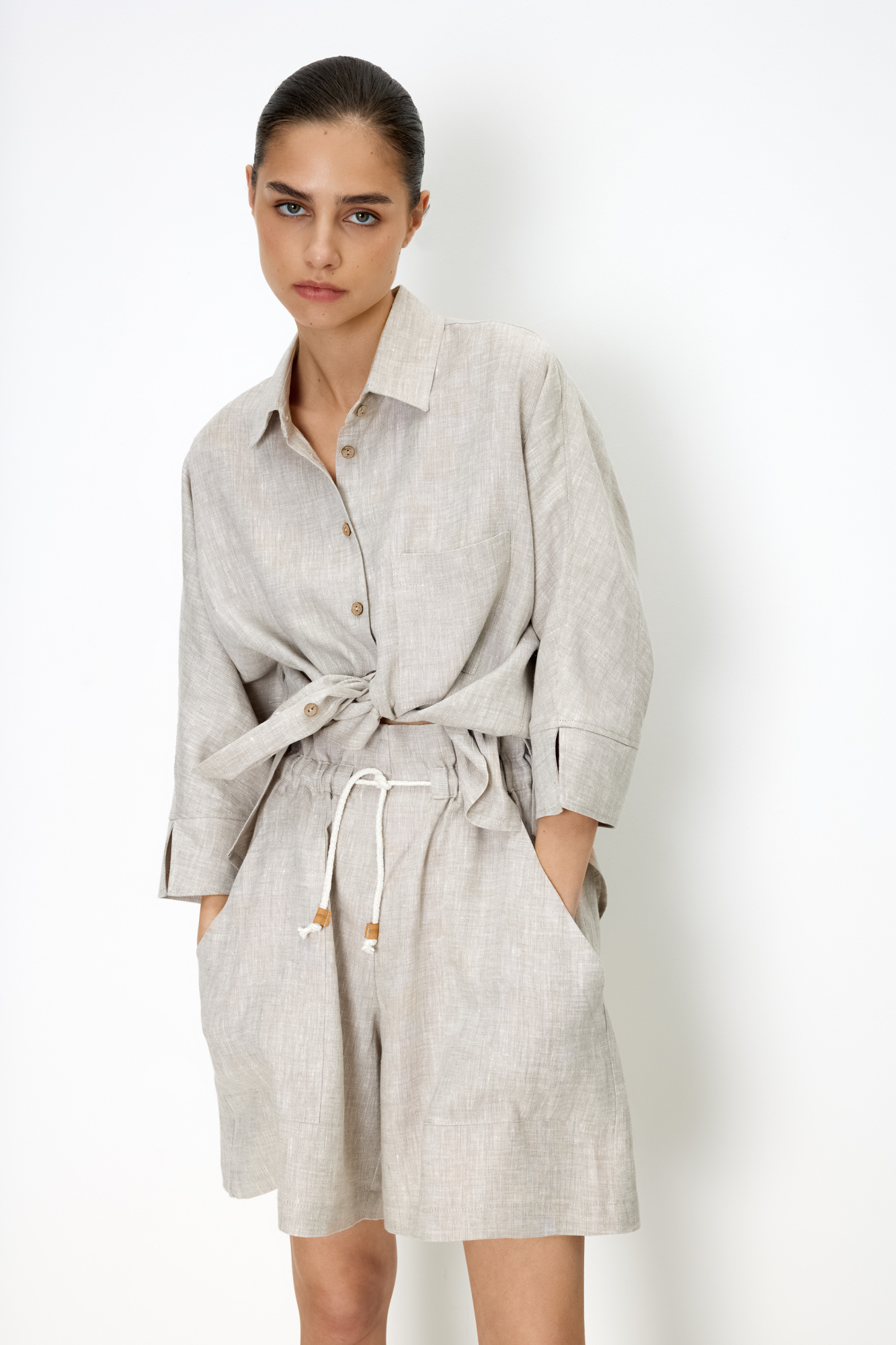 Свободные шорты из 100% льна. Модель с высокой посадкой, боковыми карманами и поясом на кулиске. Дополнить образ можно рубашкой.