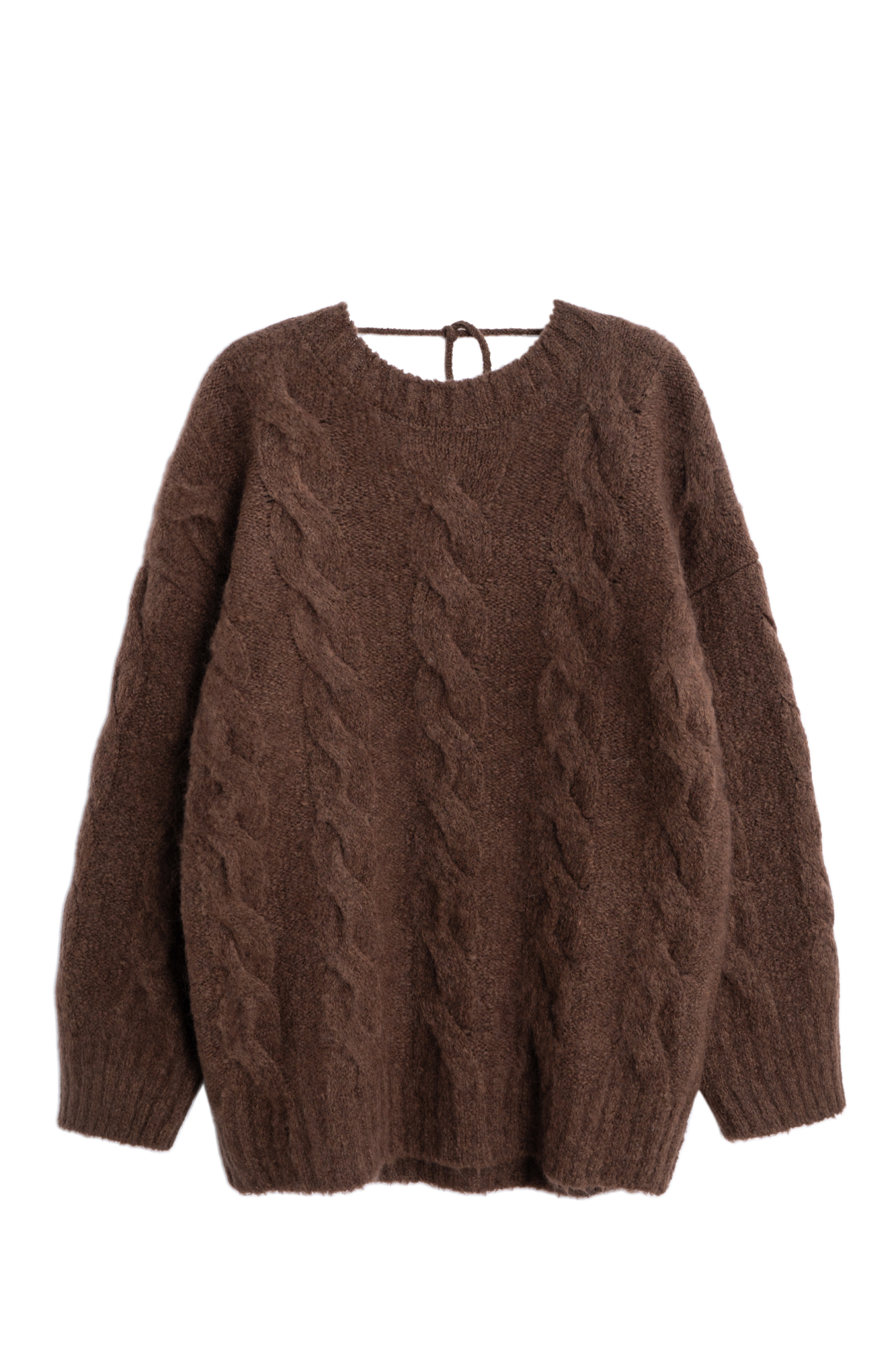 Трикотажный джемпер из шерсти и мохера. Модель свободного силуэта со спущенной линией плеч, длинными рукавами, круглой горловиной и глубоким вырезом на спине, фиксирующимся шнурком. Изделие декорировано фактурной вязкой в виде кос. Края изделия выполнены в рубчик.