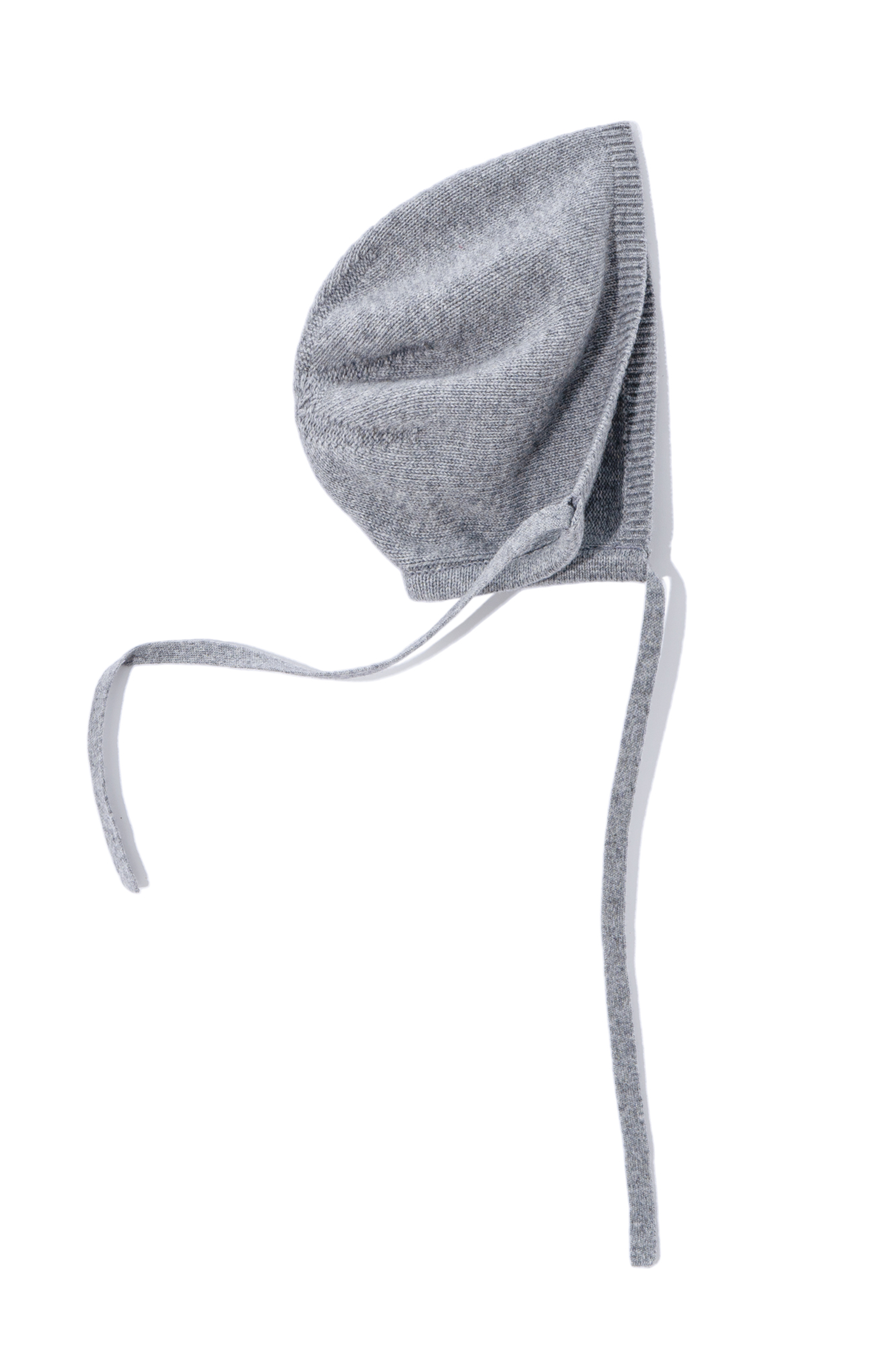 Шапка-чепчик из кашемира и шерсти. Модель с длинными завязками. 