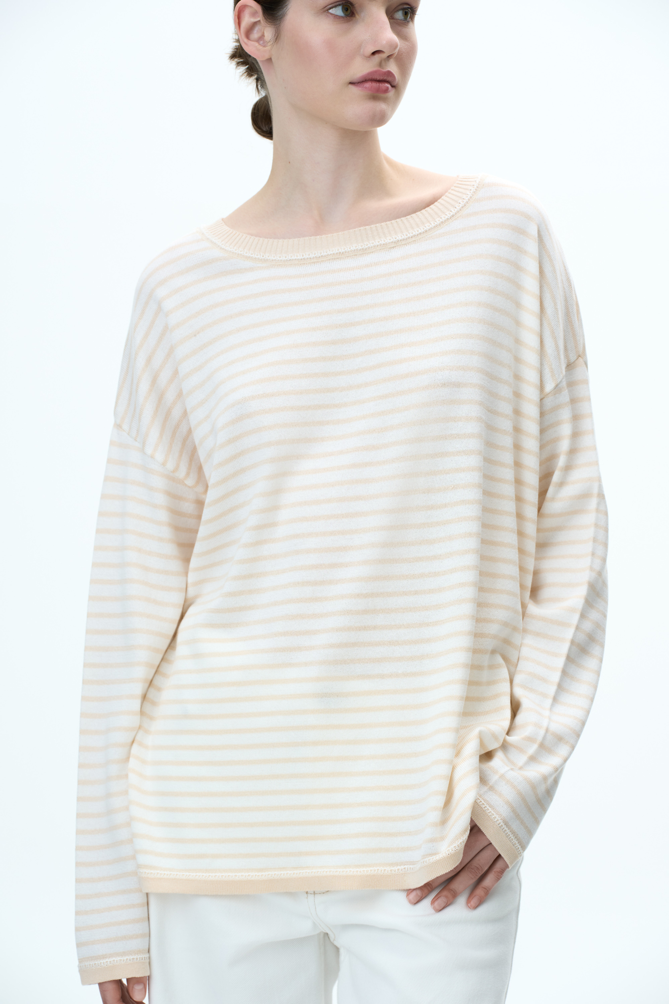 Трикотажный лонгслив из 100% хлопка. Модель свободного силуэта со спущенной линией плеча и круглым вырезом горловины. 