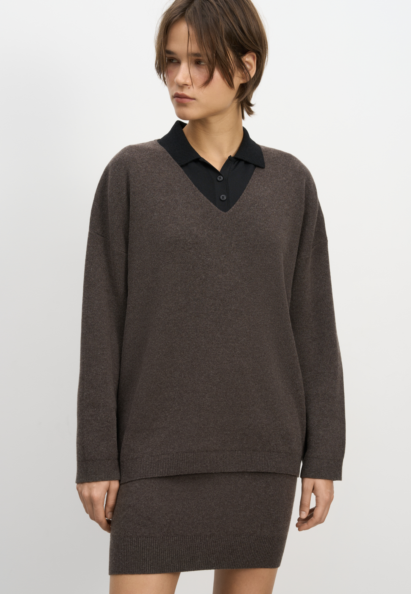 Трикотажный джемпер из шерсти с добавлением кашемира. Модель свободного силуэта со спущенной линией плеч и V-образным вырезом горловины. Манжеты рукавов и низ изделия выполнены в рубчик.