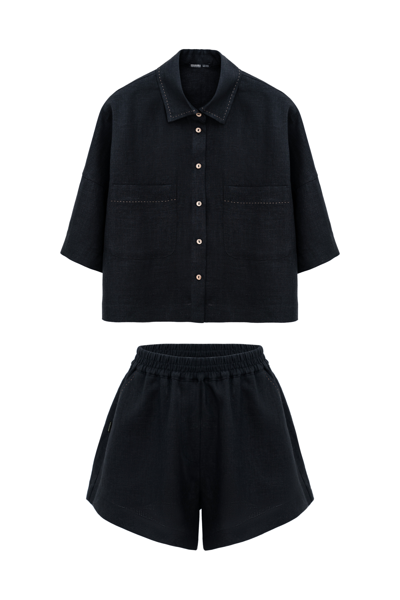 Комплект из 100% льна. Укороченная рубашка с отложным воротником, накладными карманами и спущенной линией плеч. Короткие шорты прямого кроя с боковыми карманами и эластичным поясом на резинке.