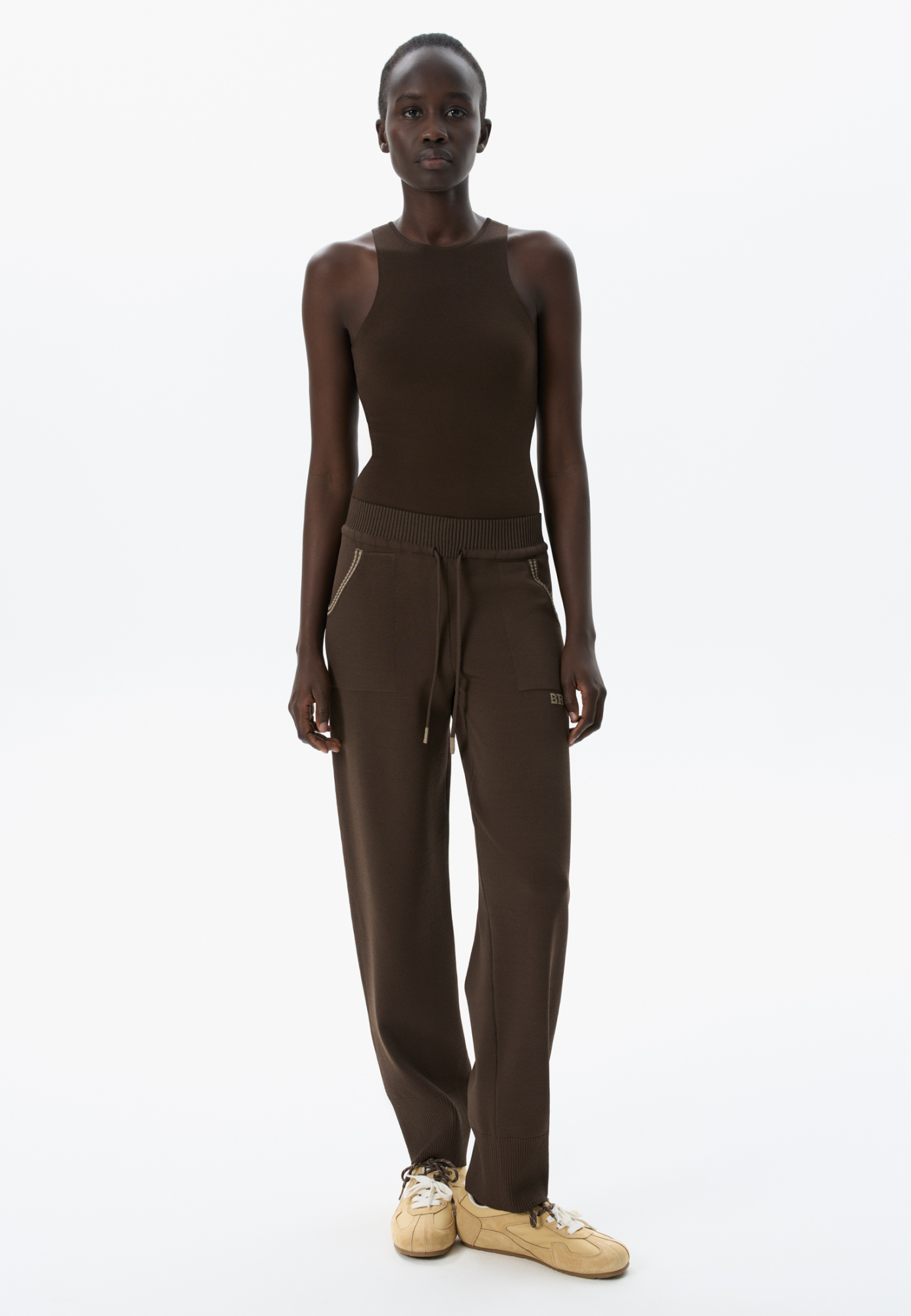 Трикотажные брюки из вискозы с добавлением эластана. Модель выполнена в спортивном стиле, с широким эластичным поясом на кулиске, боковыми карманами и широкими манжетами на резинке. 