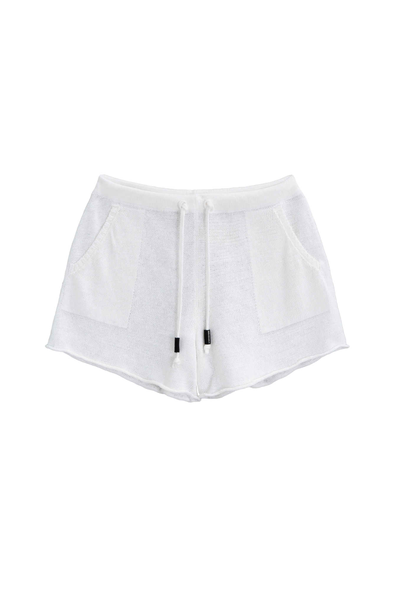 Трикотажные короткие шорты из 100% льна. Модель свободного кроя с двумя боковыми карманами и регулиремым поясом на кулиске.