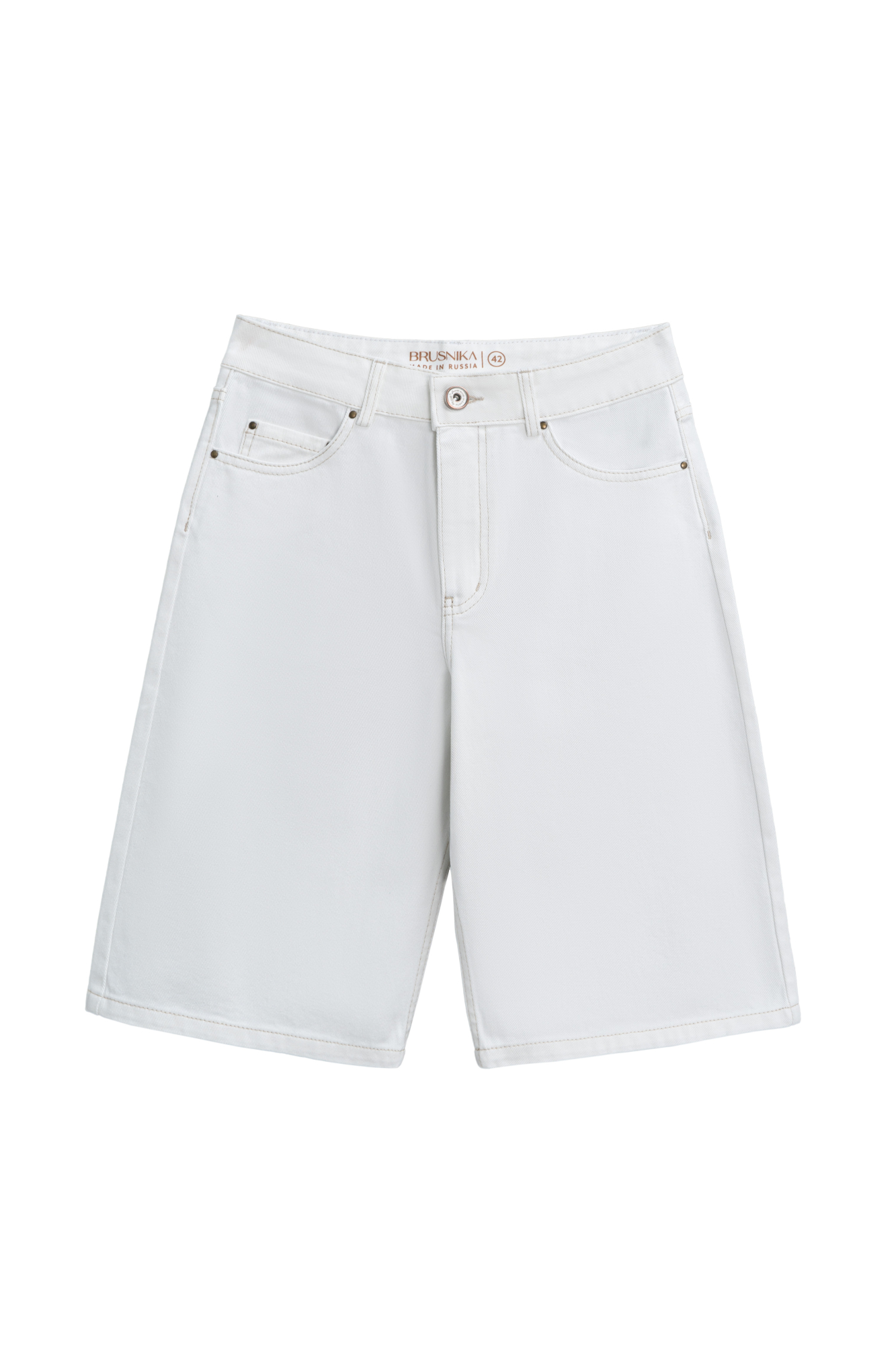 Джинсовые шорты-бермуды из 100% хлопка. Модель прямого кроя, со средней посадкой. Шлевки на поясе для ремня. Пять карманов. Застежка на молнию и металлическую пуговицу.