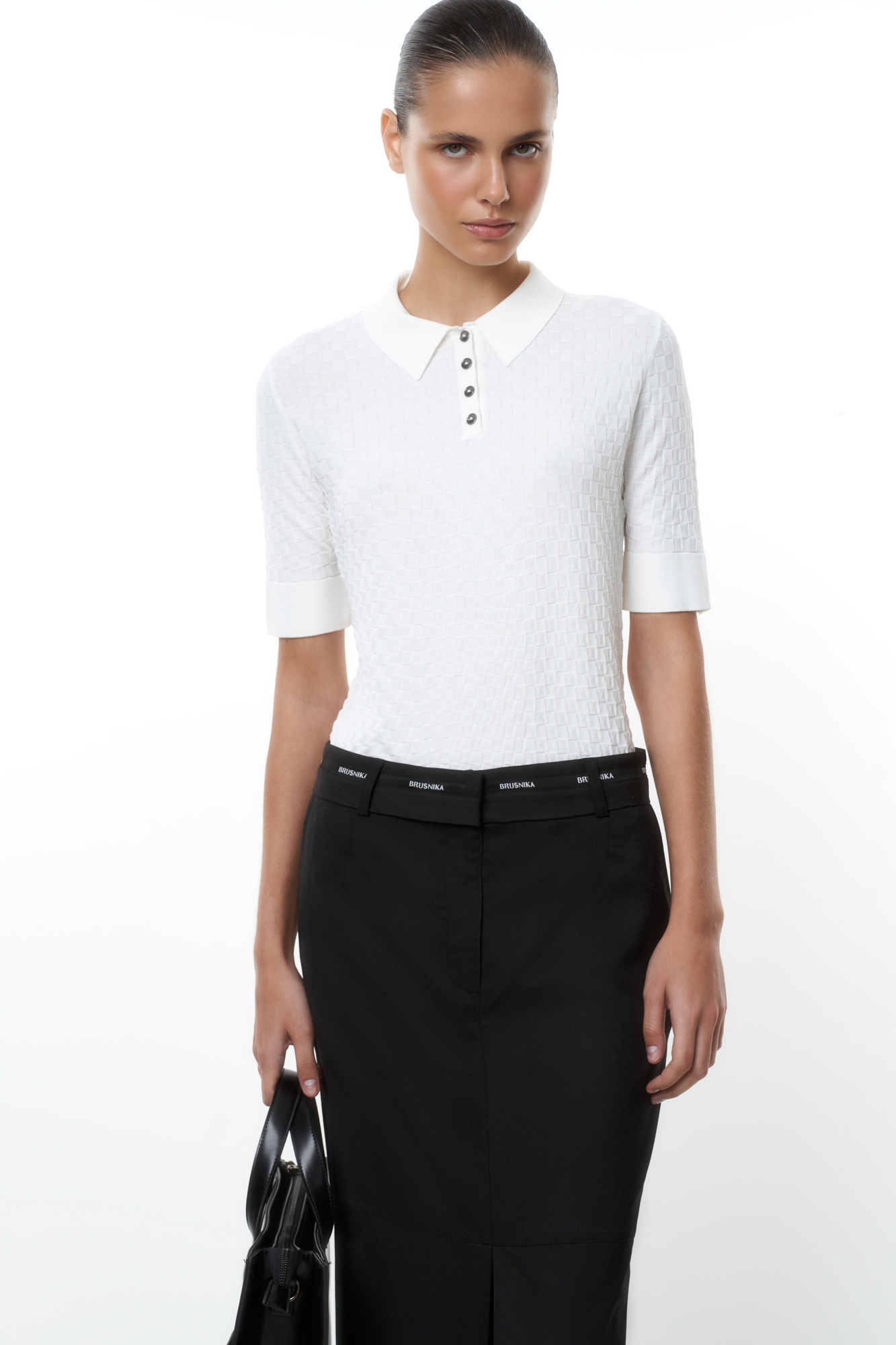 Трикотажная футболка-поло из вискозы. Модель приталенного силуэта, с короткими рукавами с манжетами, отложным воротником и застежкой на пуговицы на планке. 