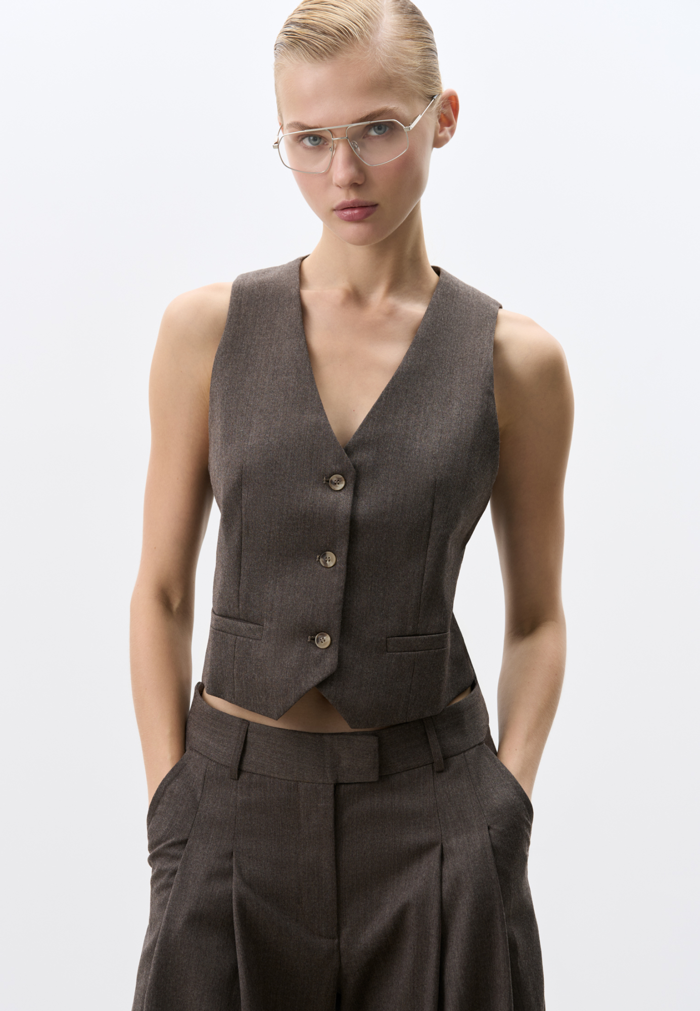 Классический жилет из фланели. Модель прямого кроя с V-образным вырезом горловины и прорезными карманами. Застежка на пуговицы. Изделие без подкладки.