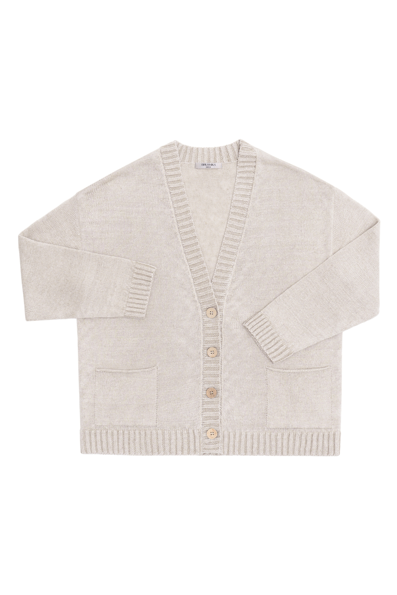 Трикотажный кардиган из 100% льна. Модель свободного кроя со спущенной линией плеча, длинным рукавом, накладными карманами и V-образным вырезом горловины. Края изделия выполнены в рубчик. Застежка на пуговицы.