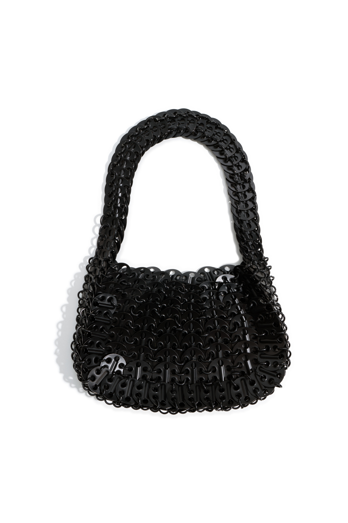 Сумочка, выполненная путем переплетения металллических элементов и колец на манер кольчуги. Высота изделия составляет 11 см, длина ручки - 16 см.