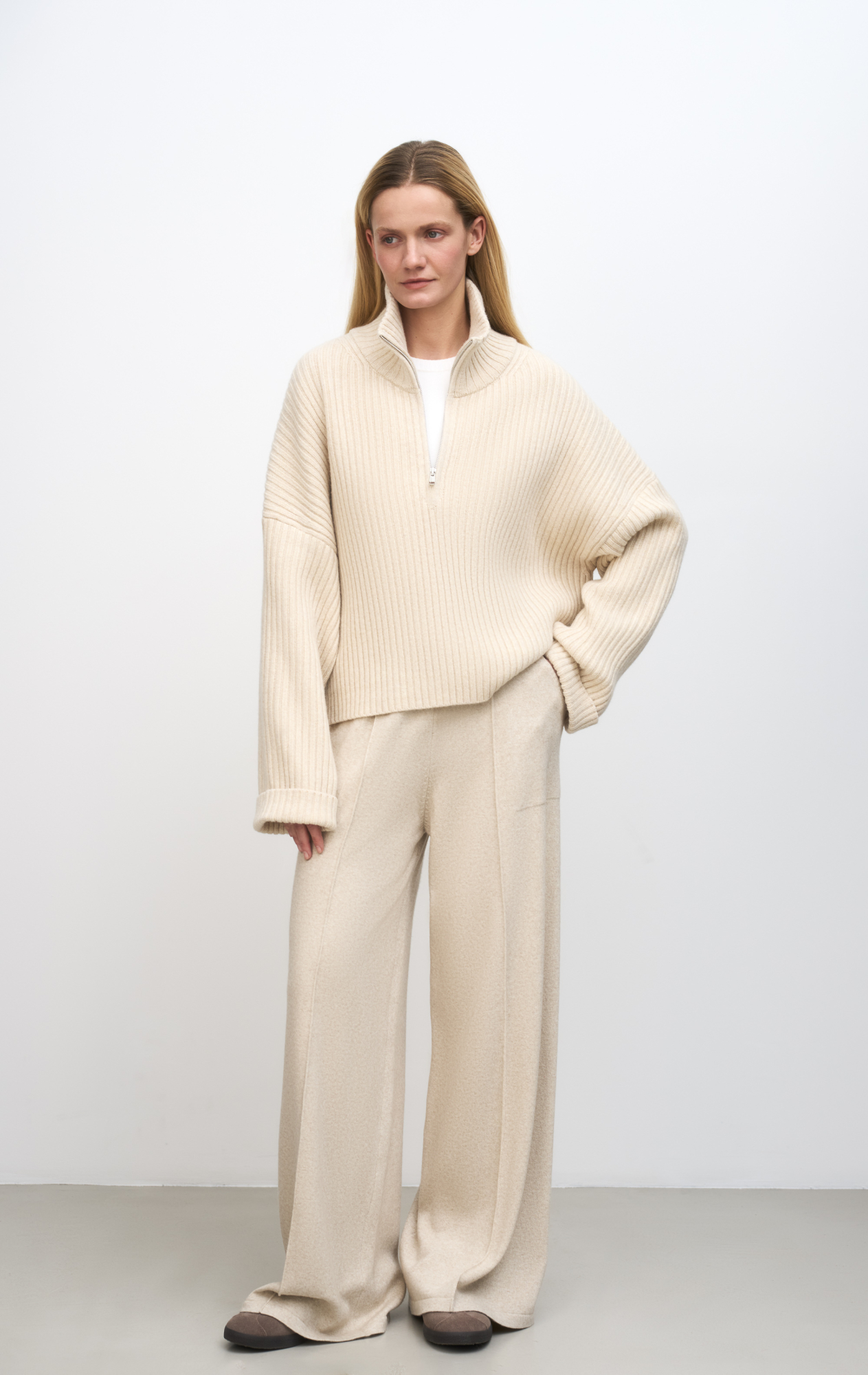 Джемпер из смесовой шерсти с добавлением кашемира. Модель свободного силуэта, со спущенной линией плеч, отворотами на манжетах и высоким воротником-стойкой с застежкой на молнию.