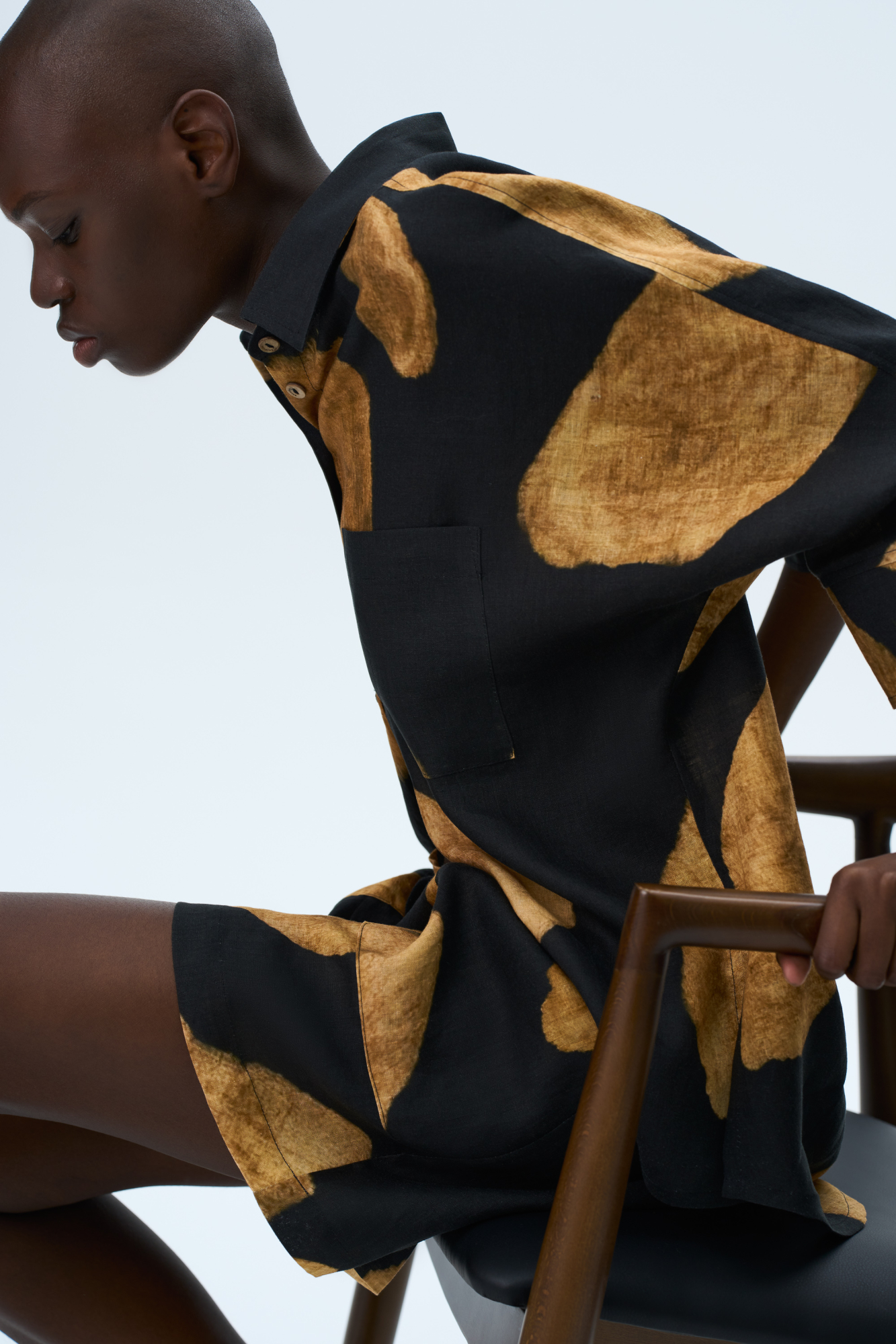 Рубашка из 100% льна с удлиненной спинкой. Модель свободного силуэта с разрезами на манжетах и по бокам. Накладной карман на груди.