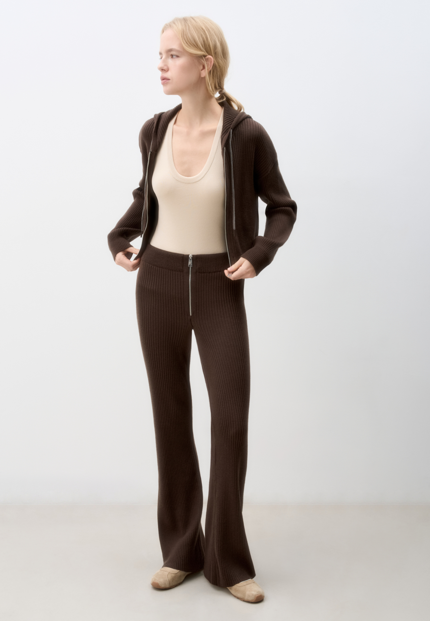 Трикотажные брюки в рубчик. Модель прямого кроя с расклешением к низу. Застежка на молнию. Эластичный пояс на резинке.