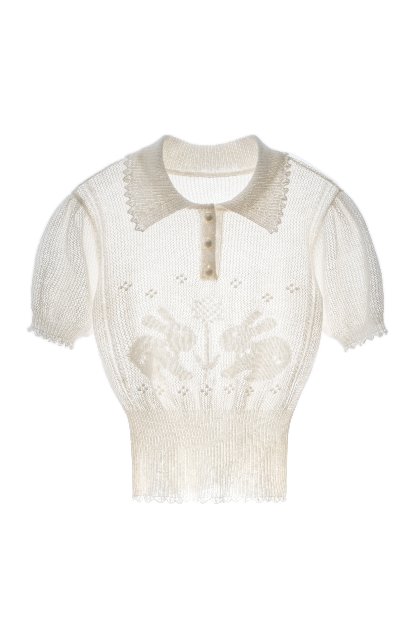 Трикотажная футболка из супер кид мохера и шерсти беби альпака. Изделие выполнено ажурным переплетением с дизайном в виде кроликов. Модель с воротником поло, планкой на пуговицах и коротким рукавом-фонариком.