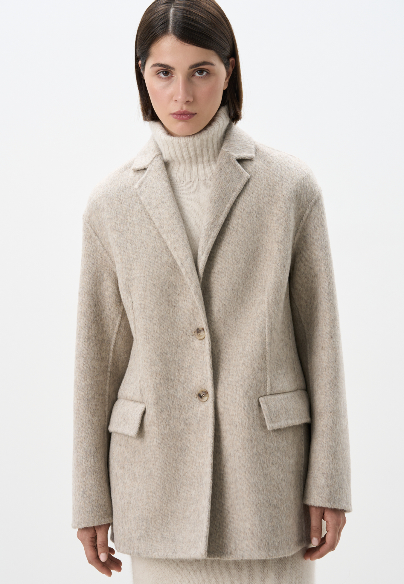 Однобортный жакет-пальто из шерсти. Модель прямого кроя с вытачками, классическим отложным воротником и двумя прорезными карманами с клапанами. Застежка на две пуговицы. Изделие без подкладки. При созаднии жакета была использована технология Double Face, тщательная ручная обработка швов обеспечивает отсутствие видимых строчек на лицевой стороне.