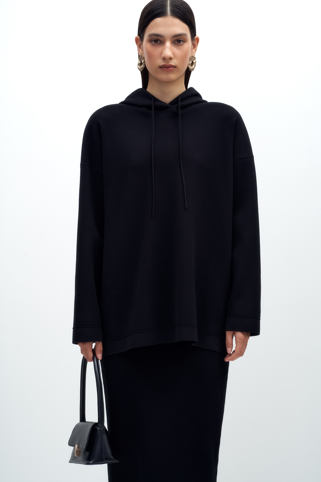 Трикотажное худи из мягкой вискозы. Модель свободного силуэта с капюшоном на кулиске и спущенной линией плеч.