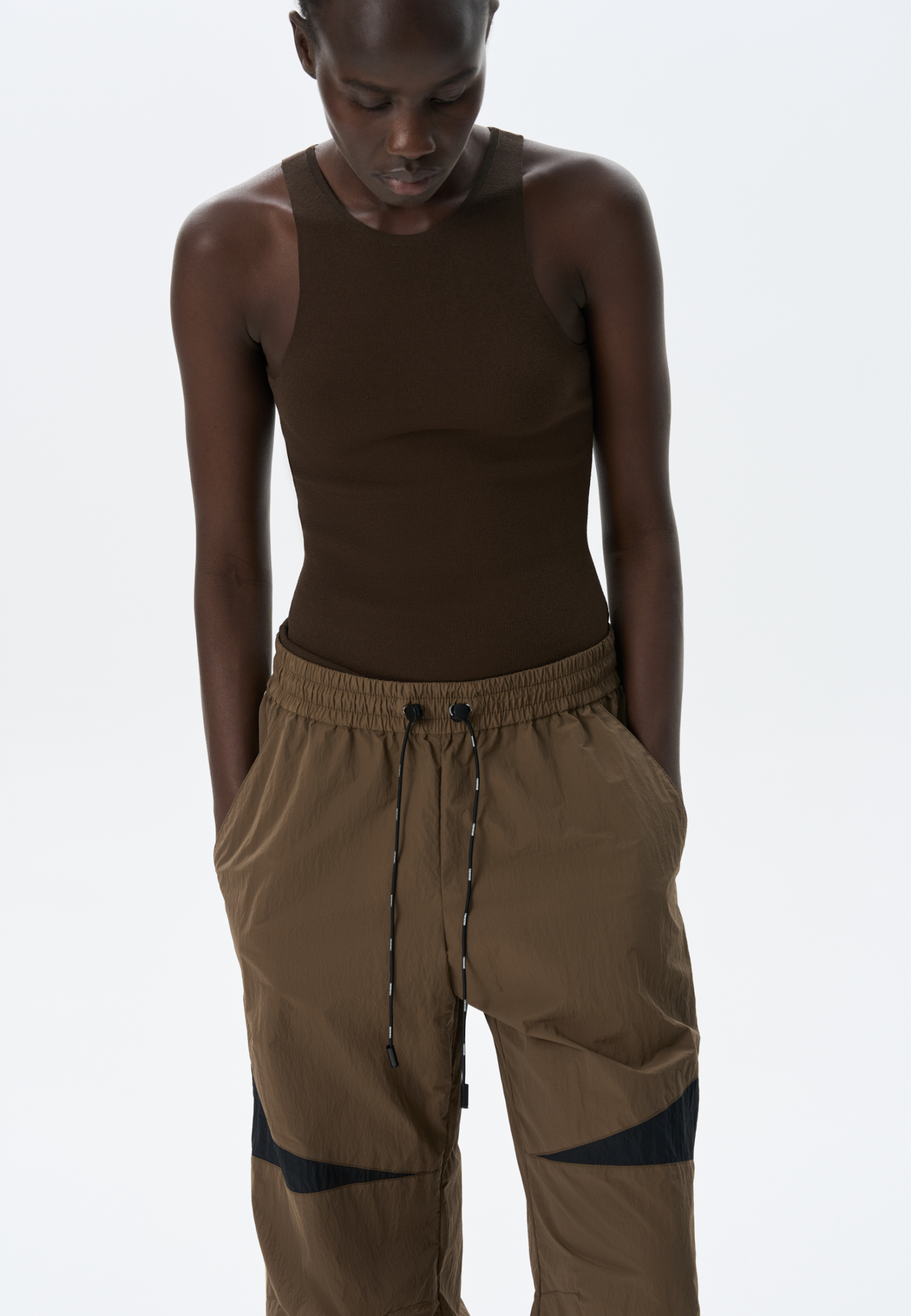 Трикотажное боди из вискозы. Модель приталенного силуэта без рукавов, с широкими лямками, круглым вырезом горловины и глубокой проймой. Застежка на бельевые крючки.