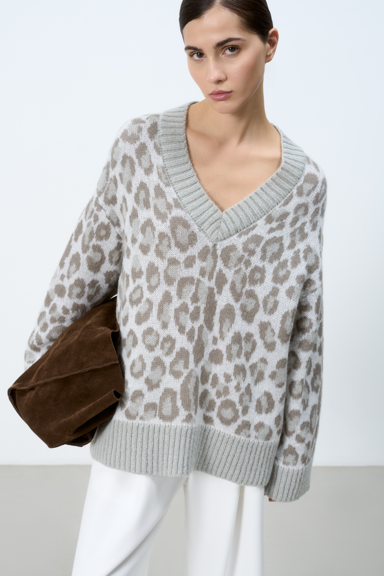 Трикотажный джемпер с  жаккардовым анималистическим дизайном. Модель свободного силуэта со спущенной линией плеча. Края изделия в рубчик.