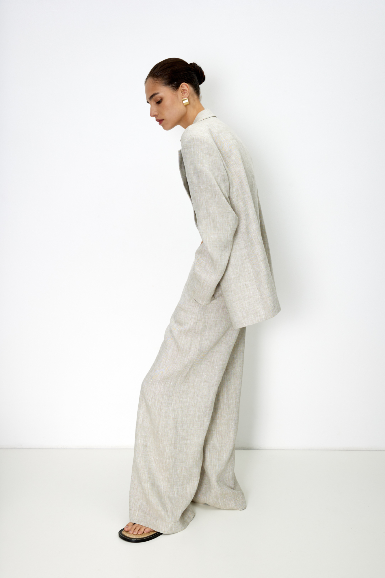 Широкие льняные брюки. Модель прямого силуэта с боковыми карманами и эластичным поясом на резинке с кулиской.