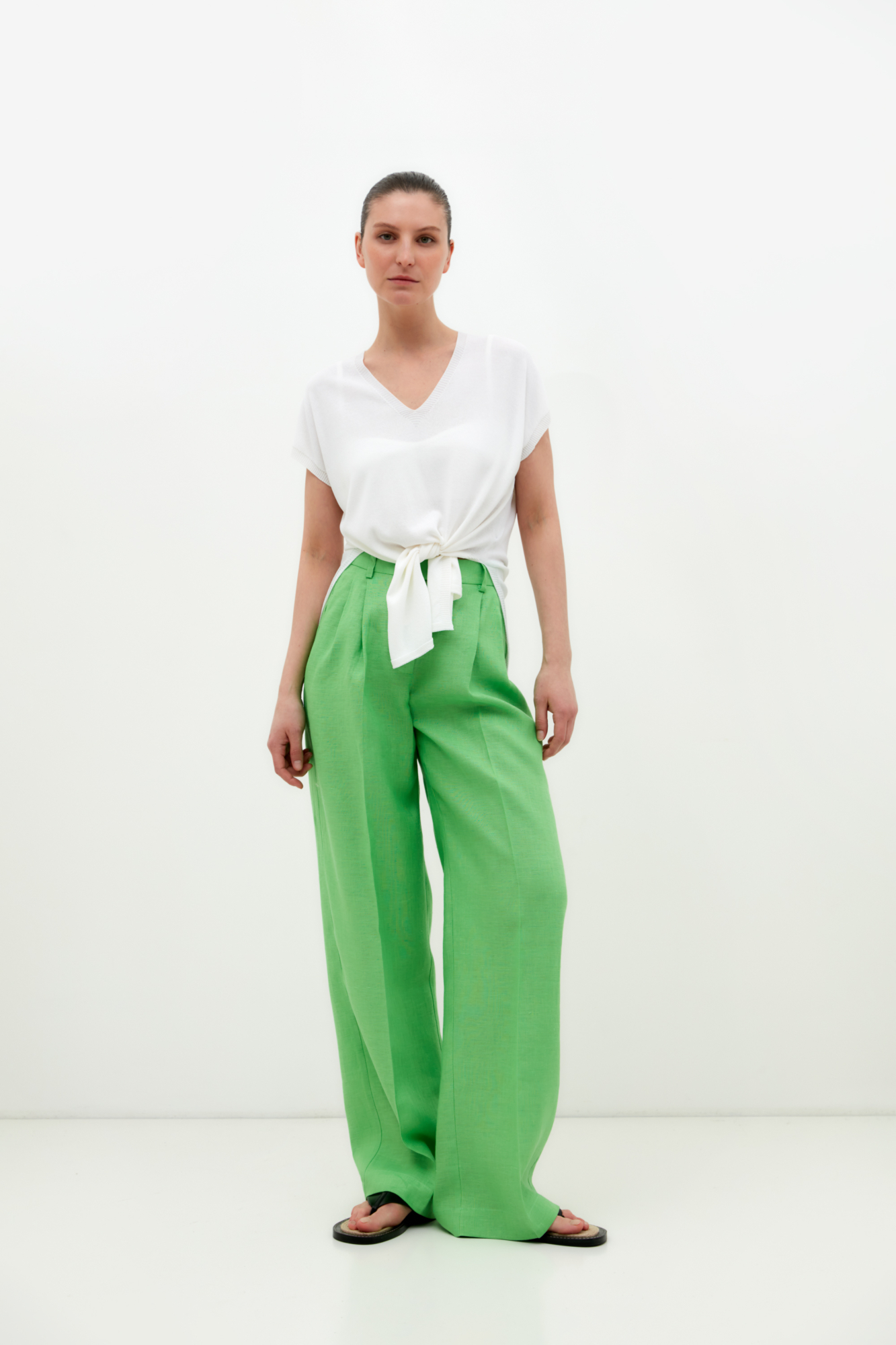 Брюки палаццо выполненные из 100% льна. Модель прямого кроя с защипами на талии, шлевками на поясе для ремня, карманами и застежкой на молнию и скрытый крючок. Дополнить образ можно жакетом. 