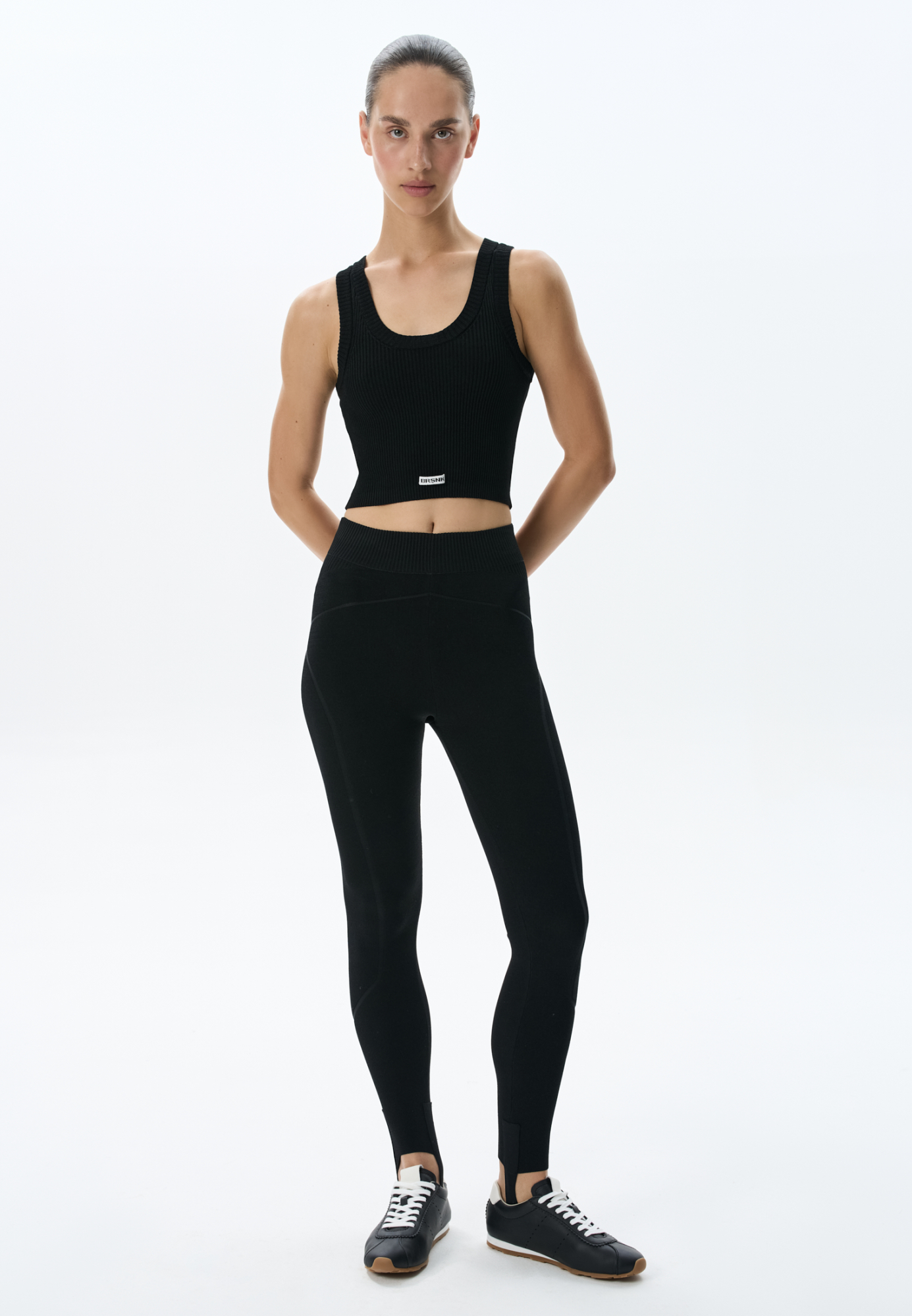 Трикотажные спортивные легинсы из вискозы. Модель с широким эластичным поясом и штрипками.