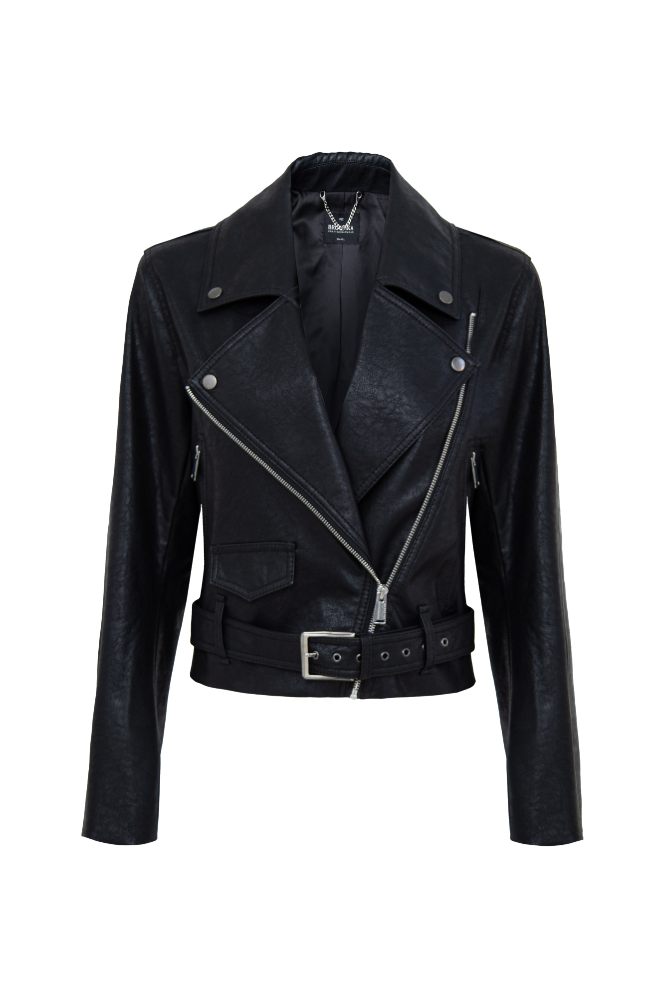 Короткая куртка-косуха из экокожи. Модель с отложным воротником, лацканами, боковыми карманами на молниях и накладным карманом на кнопке. Изделие дополнено шлевками на поясе и широким ремнем с люверсами и пряжкой. Застежка на молнию.