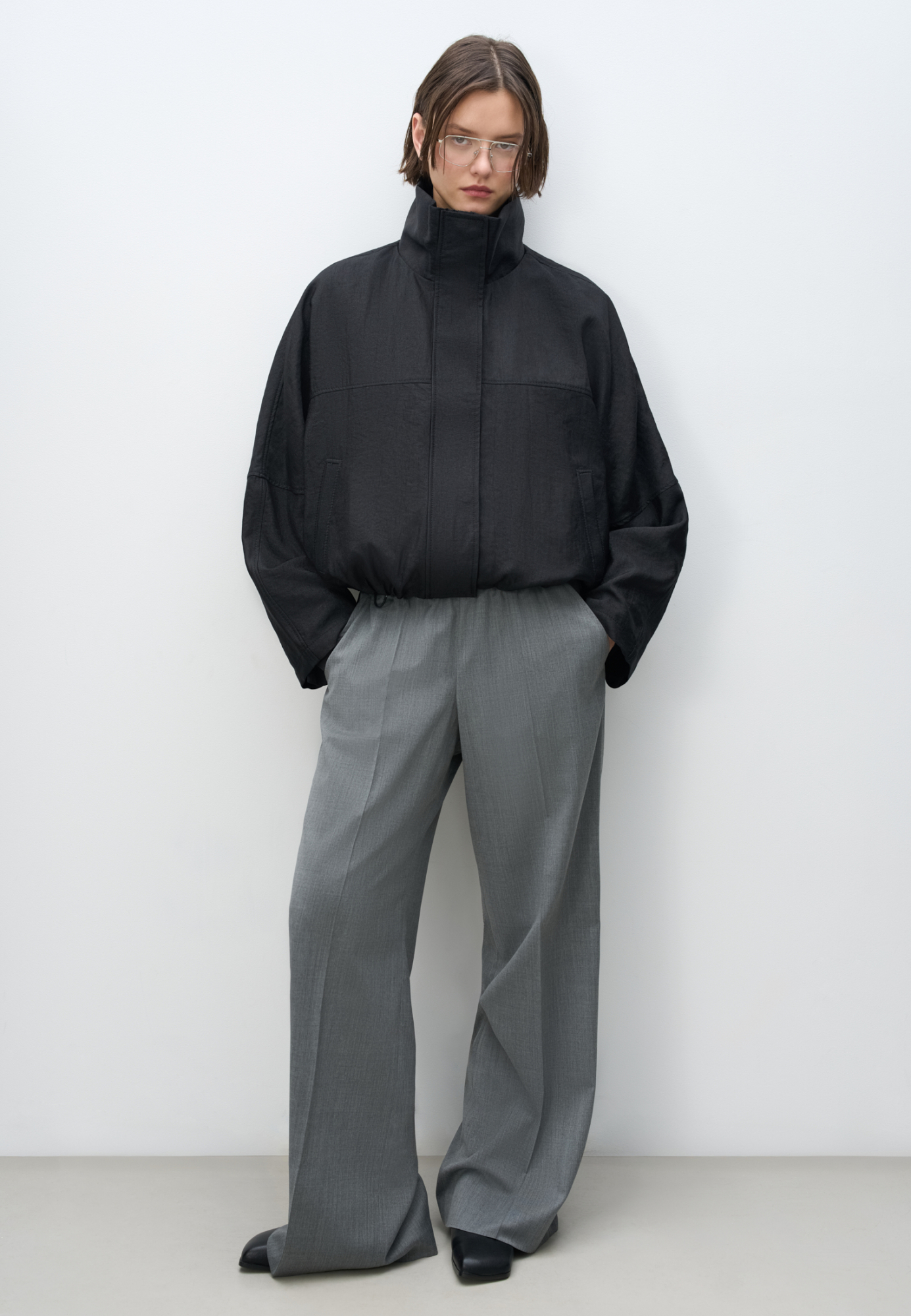 Широкие прямые брюки из полушерсти. Модель с эластичным поясом на резинке и карманами.