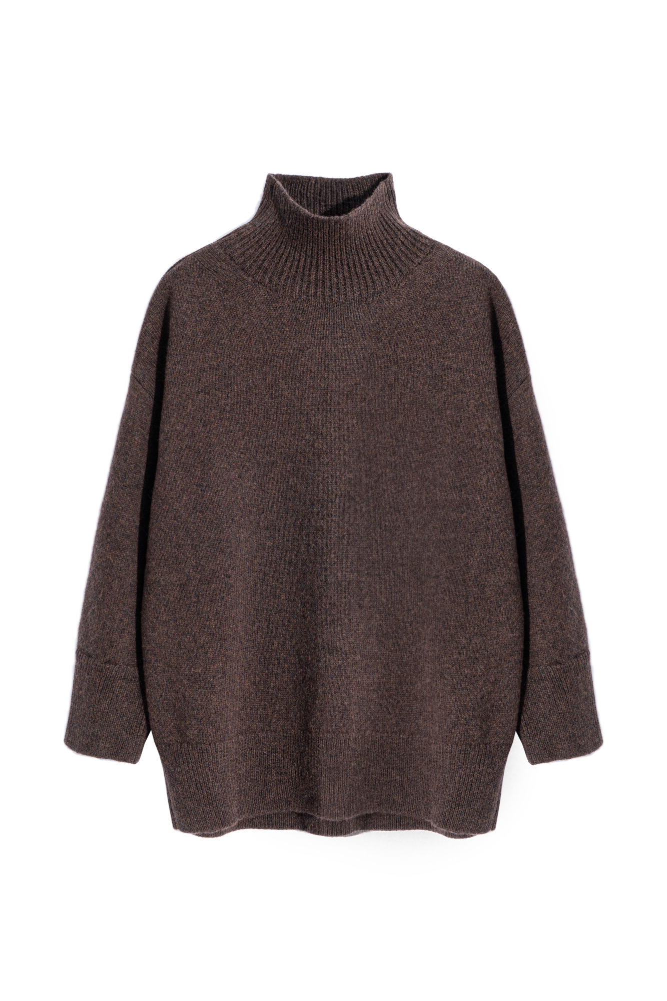 Джемпер из тончайшей мериносовой шерсти. Можно носить с обеих сторон. Возле воротника вывязана буква "B".