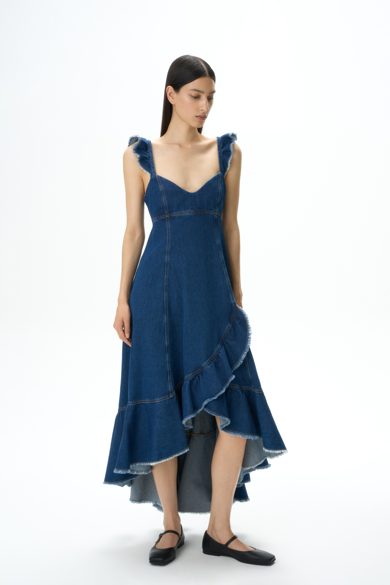 Джинсовый сарафан с завязками на спине, разрез с воланами на юбке, фигурный вырез, завышенная линия талии.