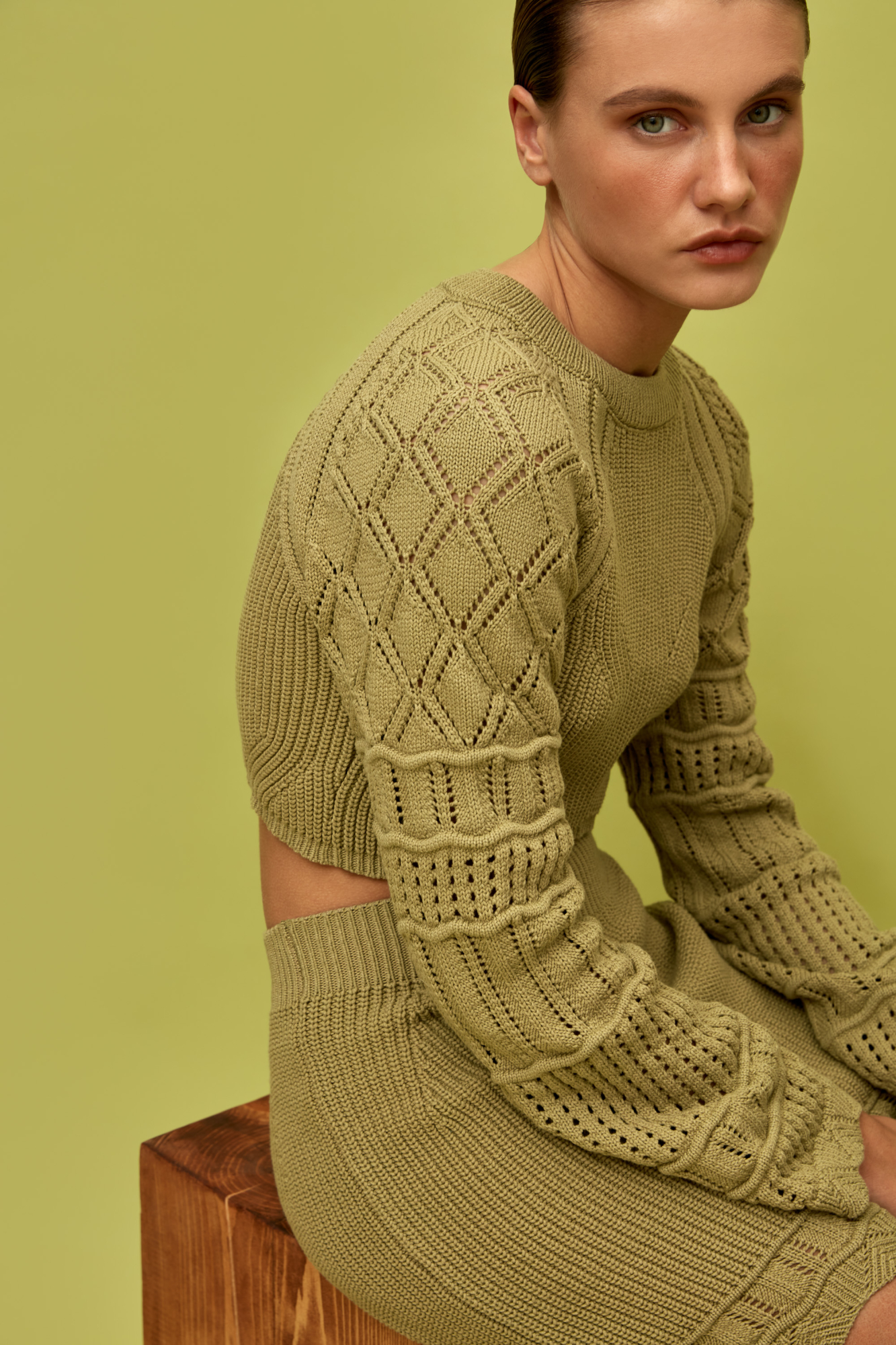 Трикотажный топ фактурной вязки из хлопка. Модель с длинными рукавами. Дополнить образ можно юбкой в таком же стиле.