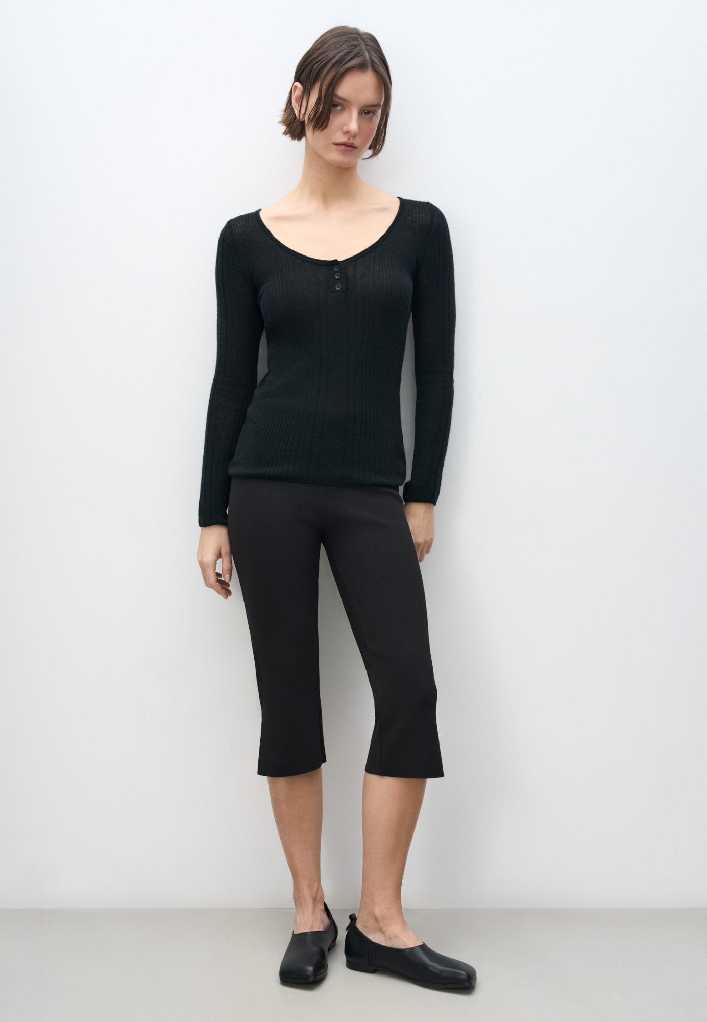 Трикотажные капри из вискозы. Модель с невысокими разрезами сбоку.