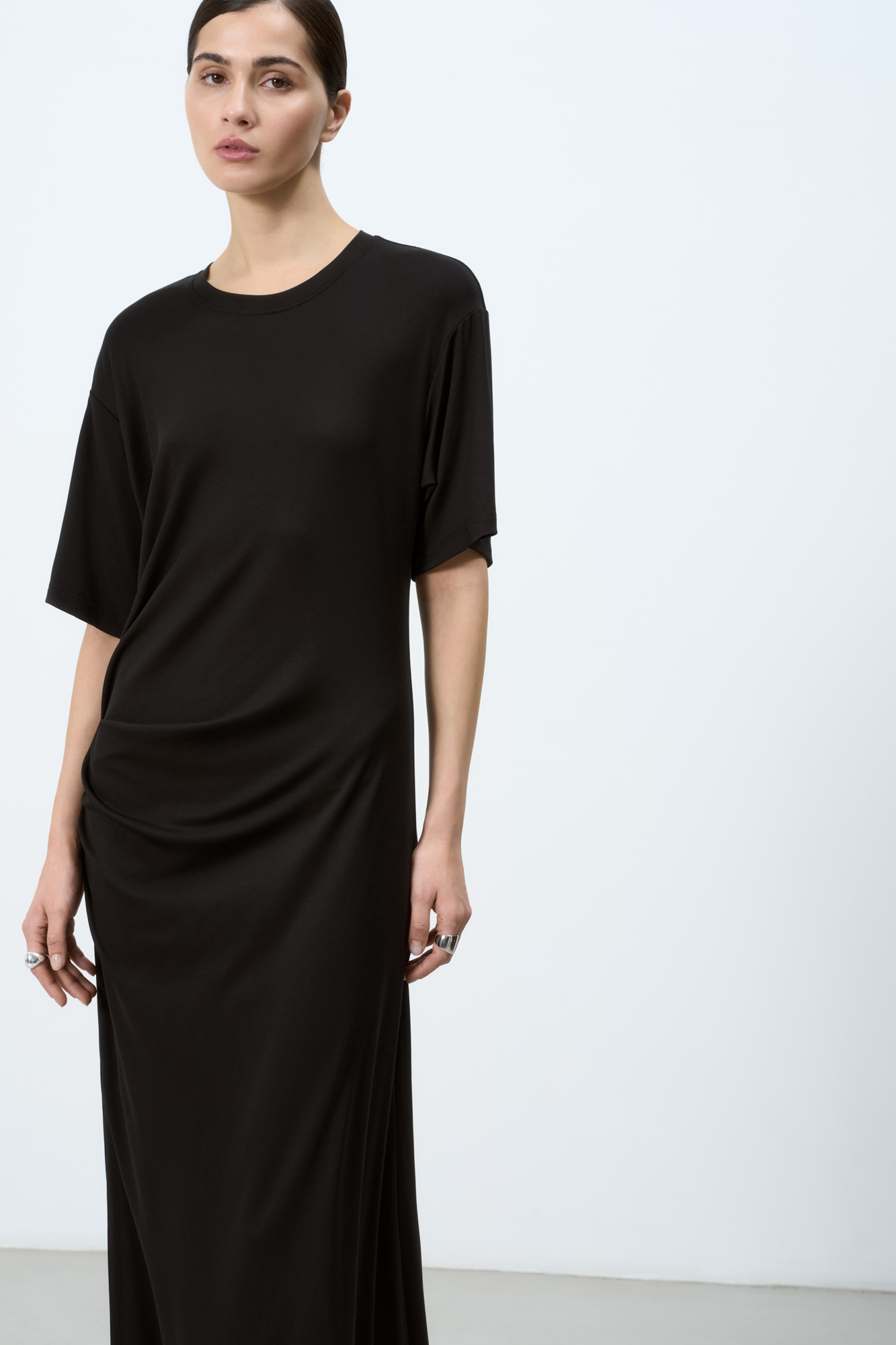 Длинное платье с драпировкой сбоку. Модель свободного силуэта со спущенной линией плеча.