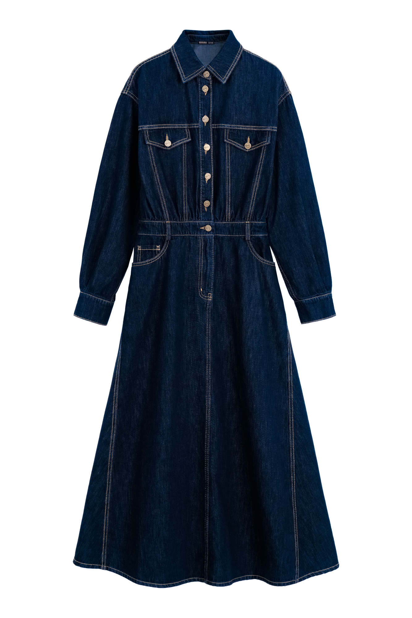 Джинсовое платье из 100% хлопка с рубашечным верхом и юбкой А-силуэта. Модель с длинными рукавами с манжетами, отложным воротником, карманами на груди с клапанами, шлевками на поясе для ремня, боковыми и задними карманами. Застежка на металлические пуговицы. Изделие декорировано вытачками контрастного цвета.