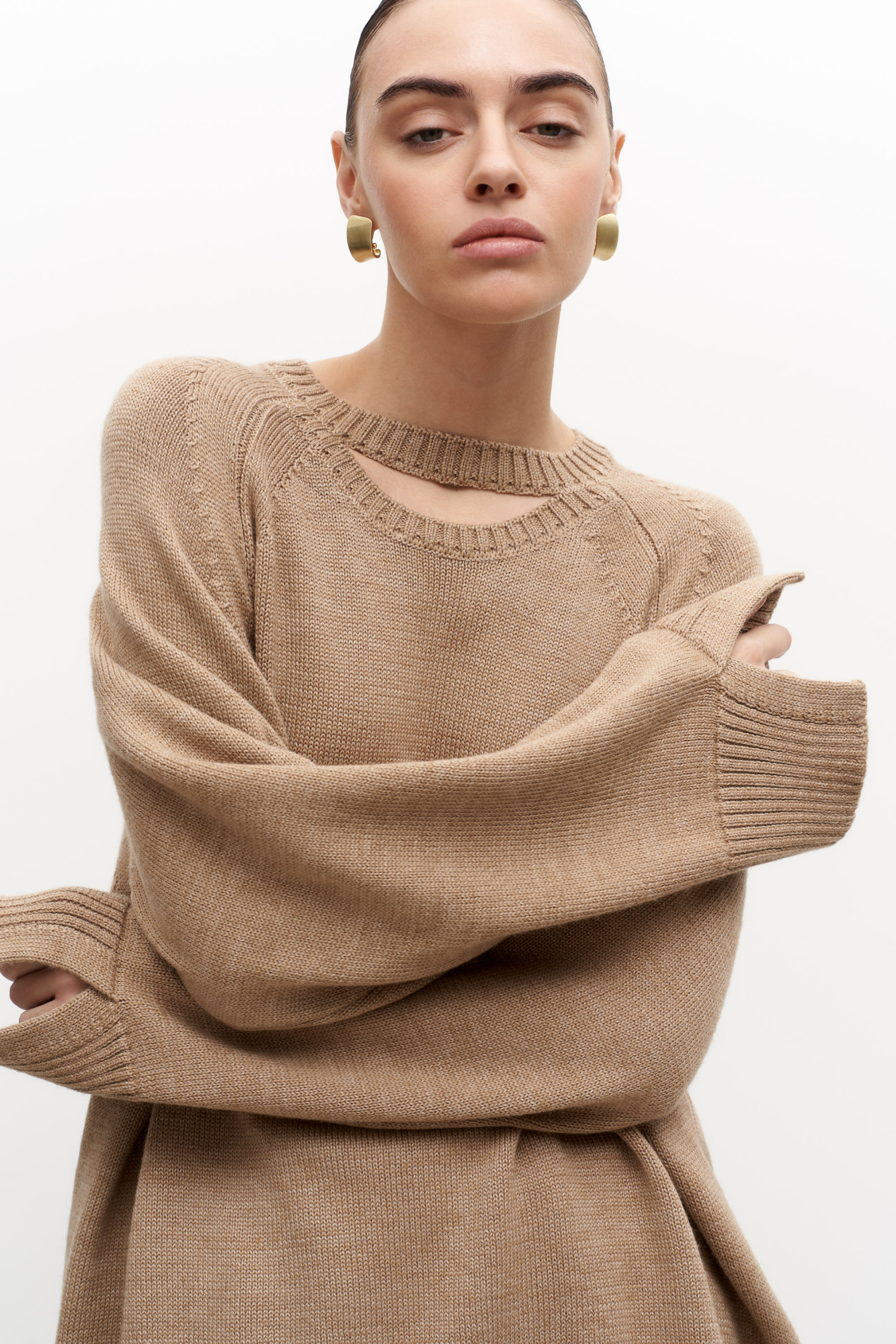 Трикотажный джемпер из шерсти. Модель прямого кроя с декоративным вырезом и разрезами на рукавах.