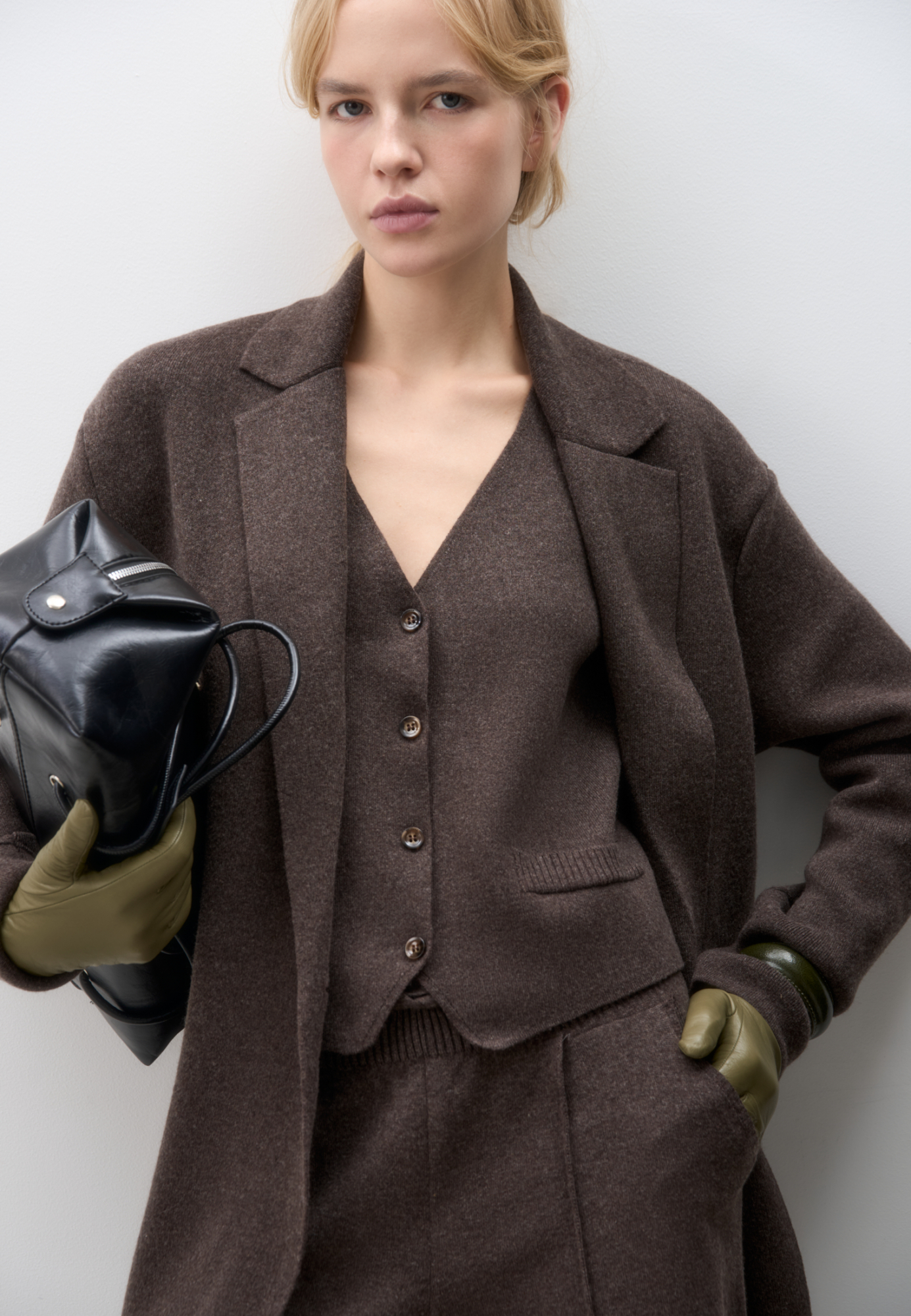 Трикотажный жилет из смесовой шерсти с кашемиром. Модель прямого кроя с V-образным вырезом и застежкой на пуговицы. Имитация карманов. Без подкладки.