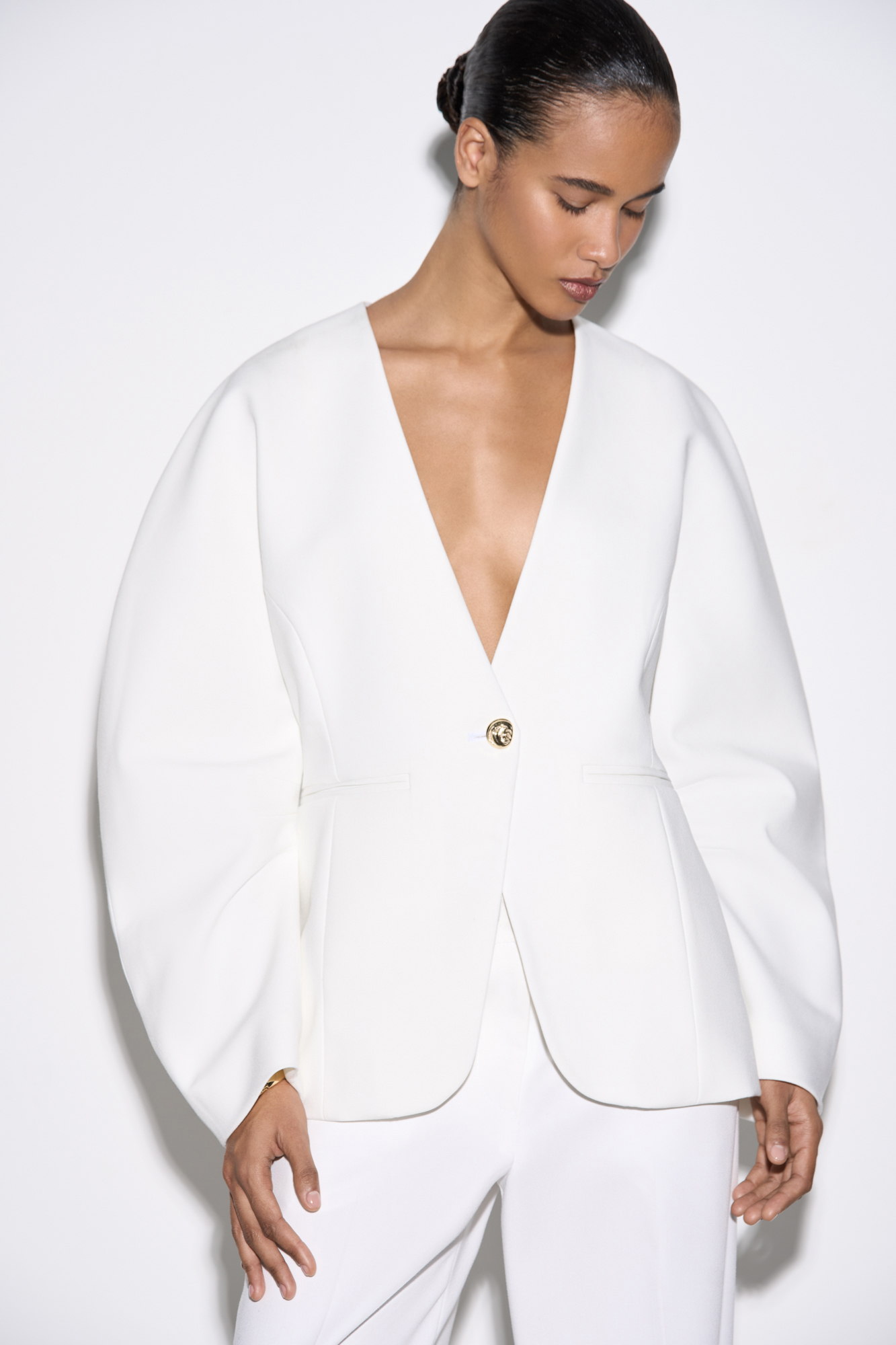 Однобортный жакет из вискозы. Модель без лацканов с большими объемными рукавами и боковыми прорезными карманами. Изделие выполнено на подкладке. Застежка на одну пуговицу.