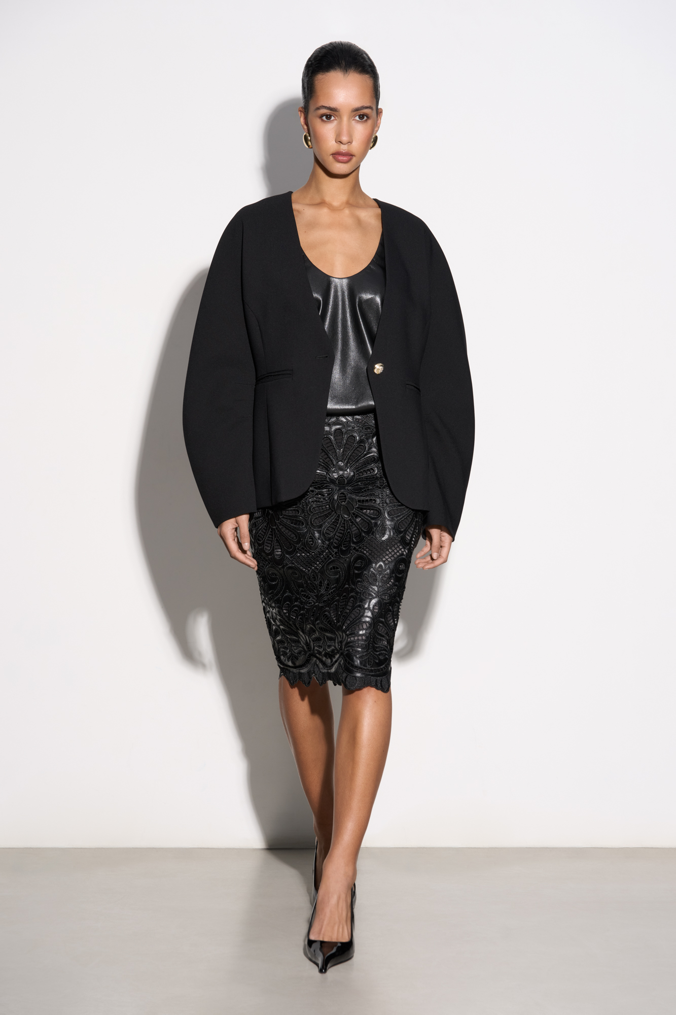 Юбка длины миди с кружевом из экокожи. Модель приталенного силуэта с застежкой на молнию сзади. Изделие на подкладке.