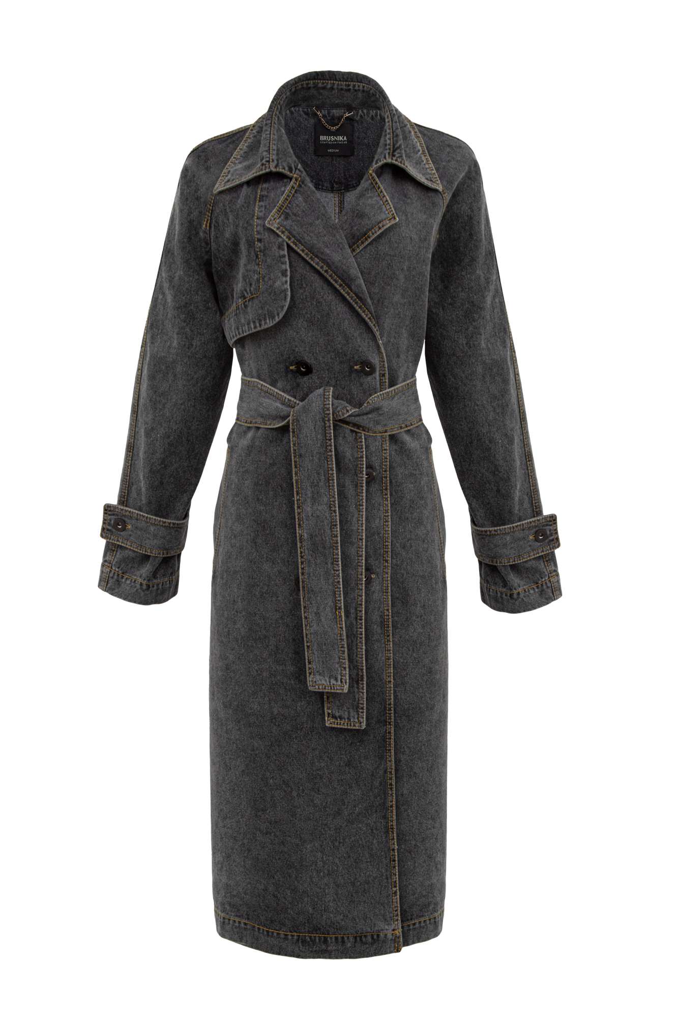 Двубортный тренч из денима на запах без подкладки. Асимметричная отлетная кокетка, отложной воротник, паты на манжетах и широкий пояс из основного материала. Передние боковые карманы на пуговицах.