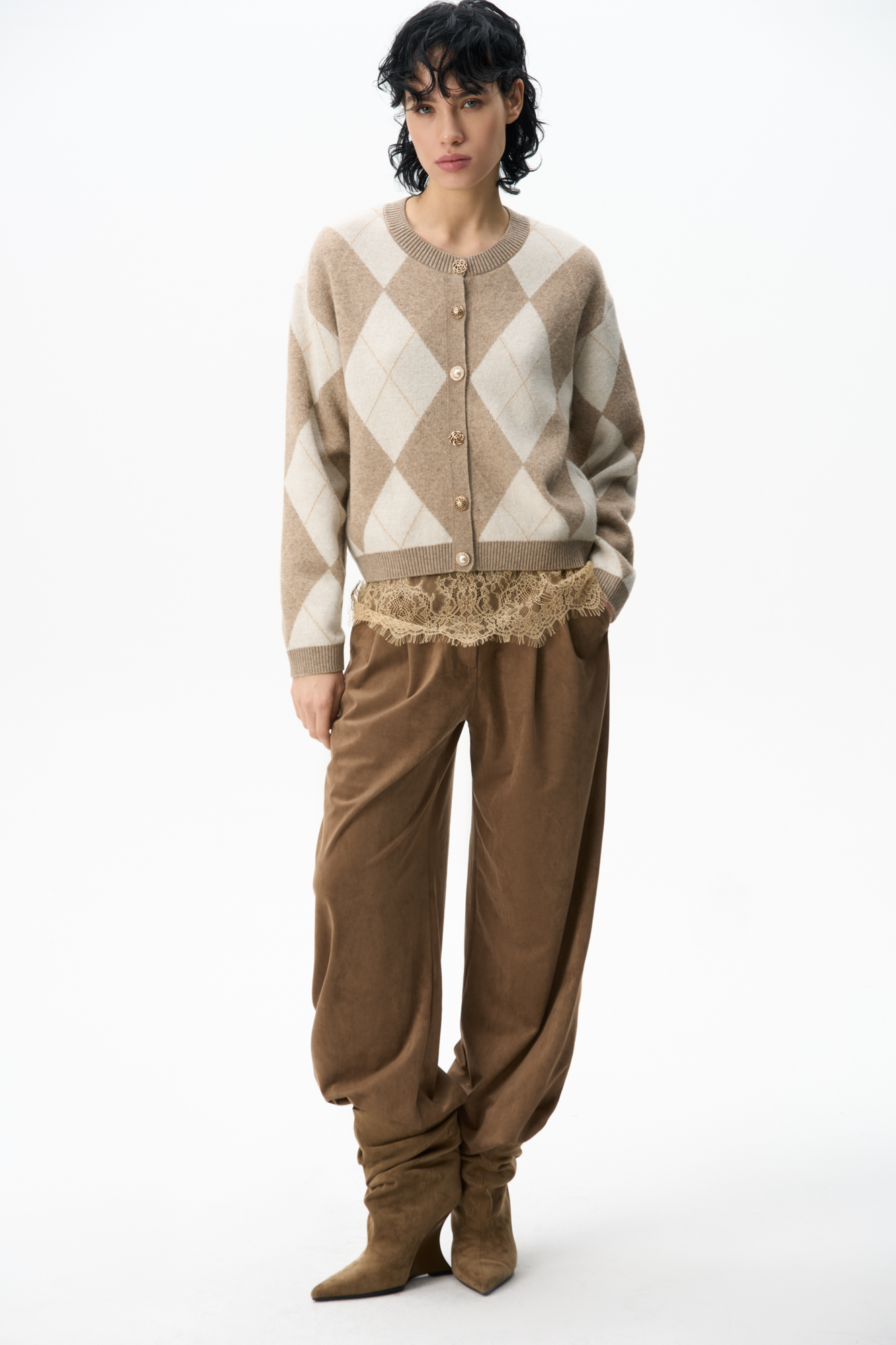 Брюки из ткани с имитацией внешнего вида и свойств натуральной замши. Модель с защипами на талии, шлевками на поясе для ремня. Застежка на скрытую пуговицу и брючный крючок. Отделка строчкой в тон.