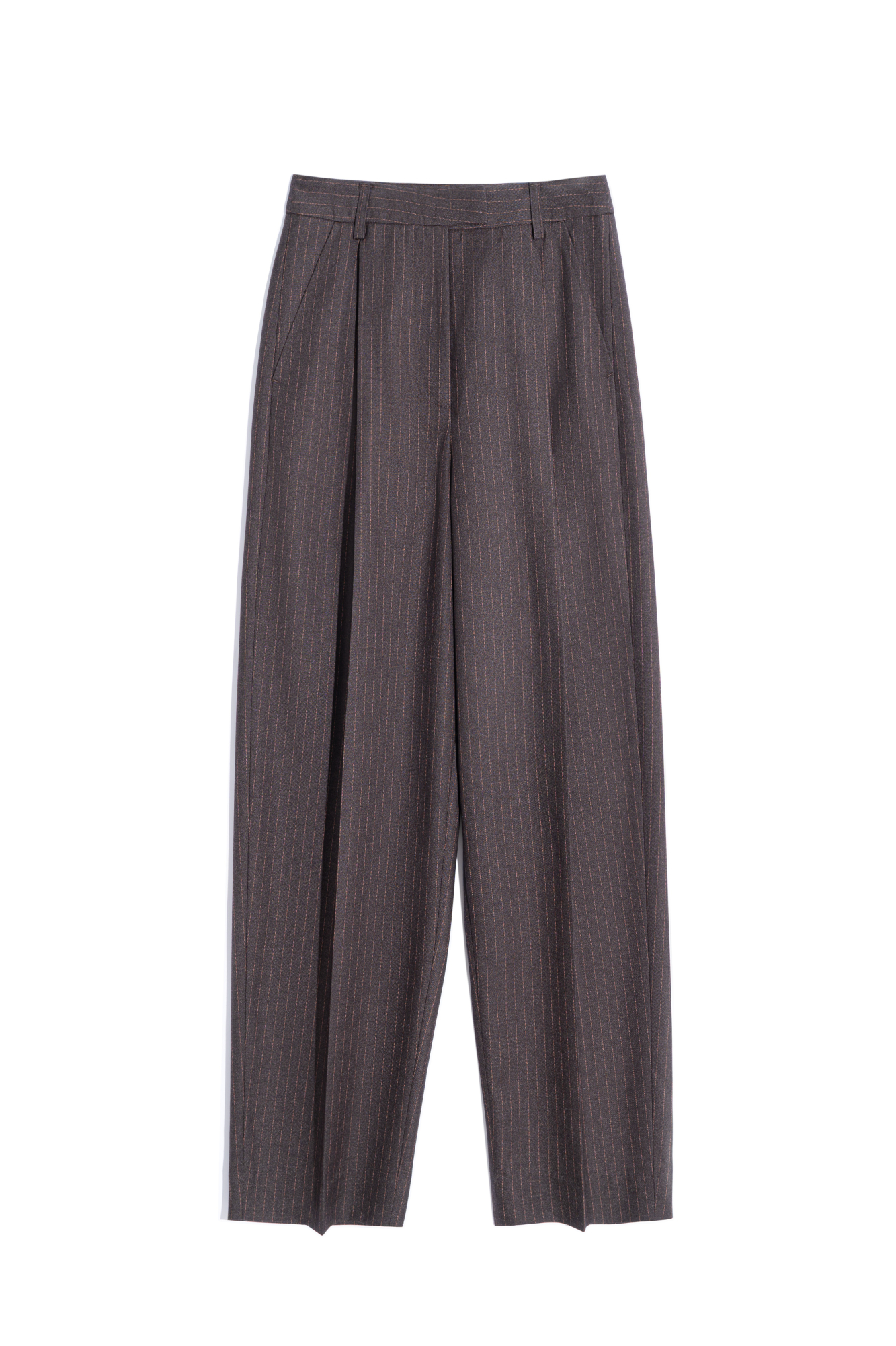 Прямые брюки из вискозы в полоску. Модель со шлевками для ремня и врезными карманами. Застежка на молнию, брючный крючок и скрытую пуговицу. 