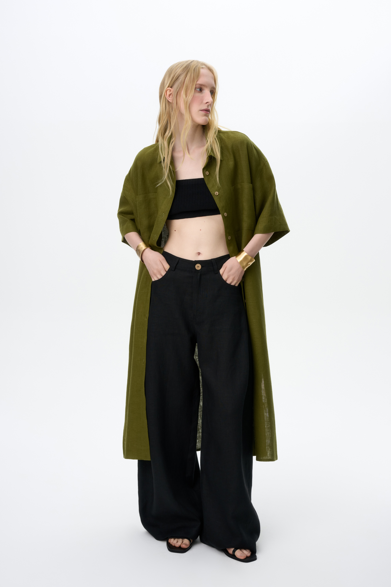 Платье-рубашка длины миди из 100% льна. Модель свободного силуэта, с коротким рукавом, спущенной линией плеча и накладными карманами на груди. Плетенный пояс в этническом стиле в комплекте.