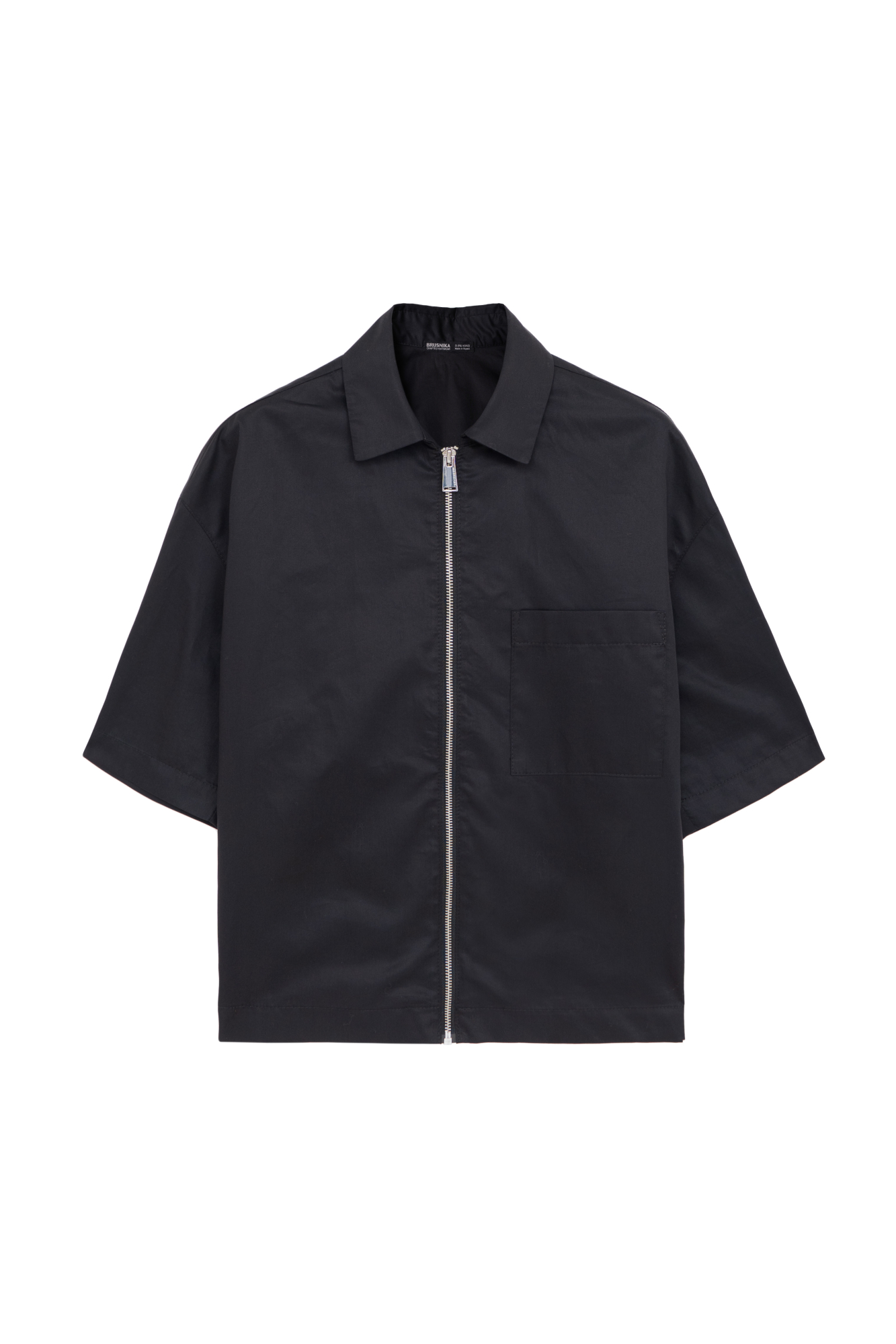 Рубашка из хлопка с добавлением полиамида. Модель прямого кроя, со спущенной линией плеч, отложным воротником, короткими рукавами, накладным карманом на груди и застежкой на молнию.