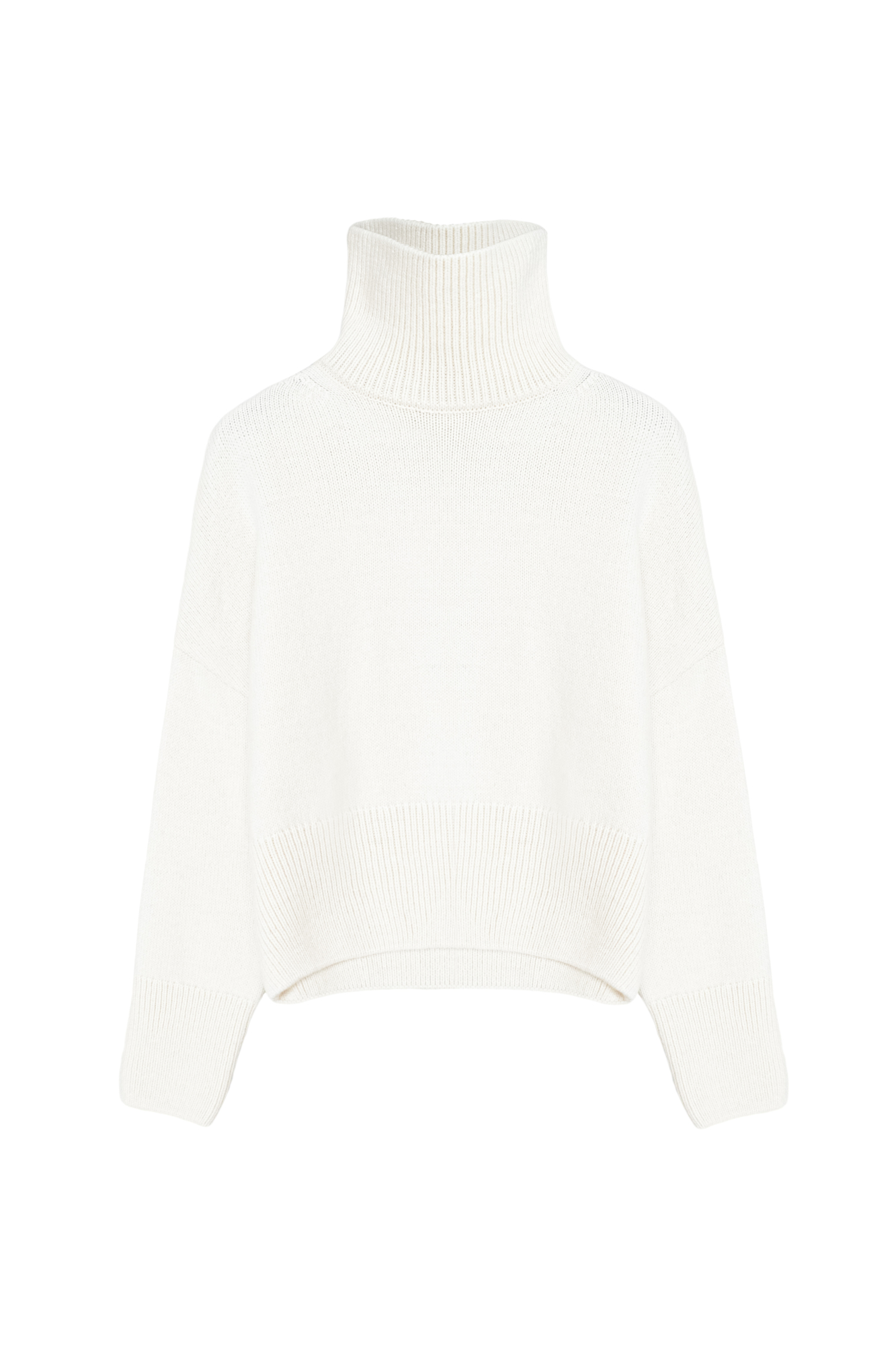 Трикотажный джемпер с шерстью альпака. Модель свободного силуэта с высоким воротником, спущенной линией плеча и длинными рукавами. Манжеты и низ изделия в рубчик.