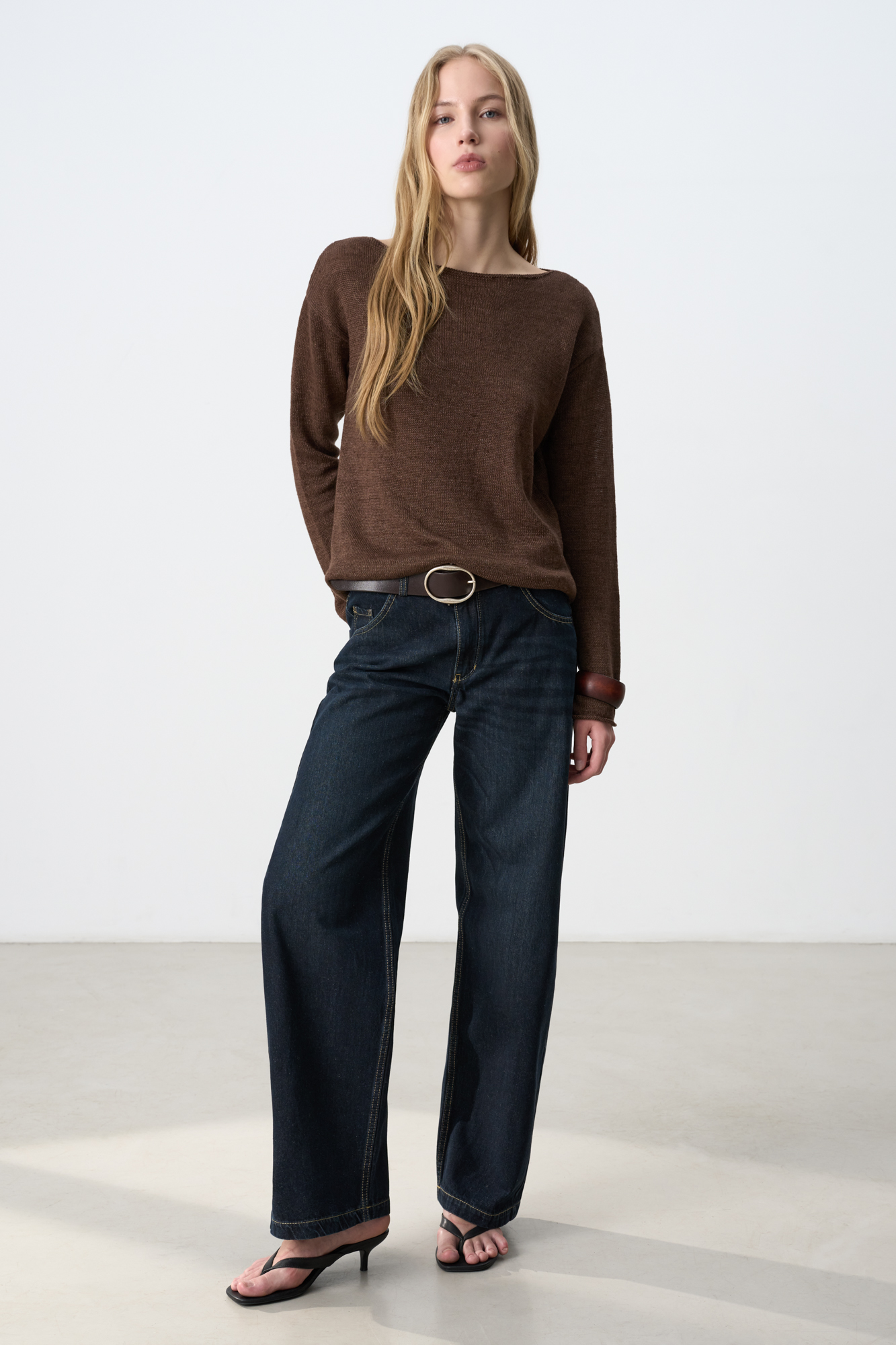 Трикотажный джемпер из 100% льна. Модель свободного кроя, со спущенной линий плеч и неглубоким вырезом горловины. Края изделия декорированы валиками. 