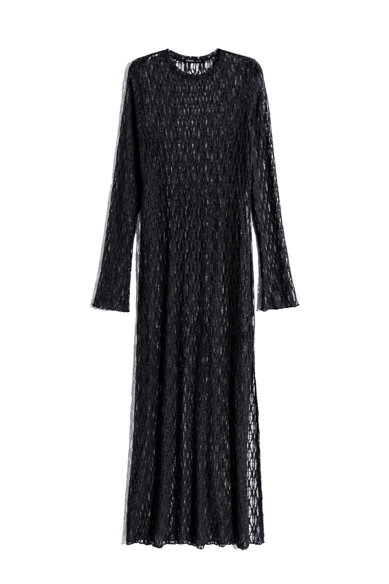 Платье длины макси из легкого кружева. Модель свободного силуэта с длинными рукавами, круглой горловиной и высоким разрезом на подоле. Изделие выполнено без подкладки.