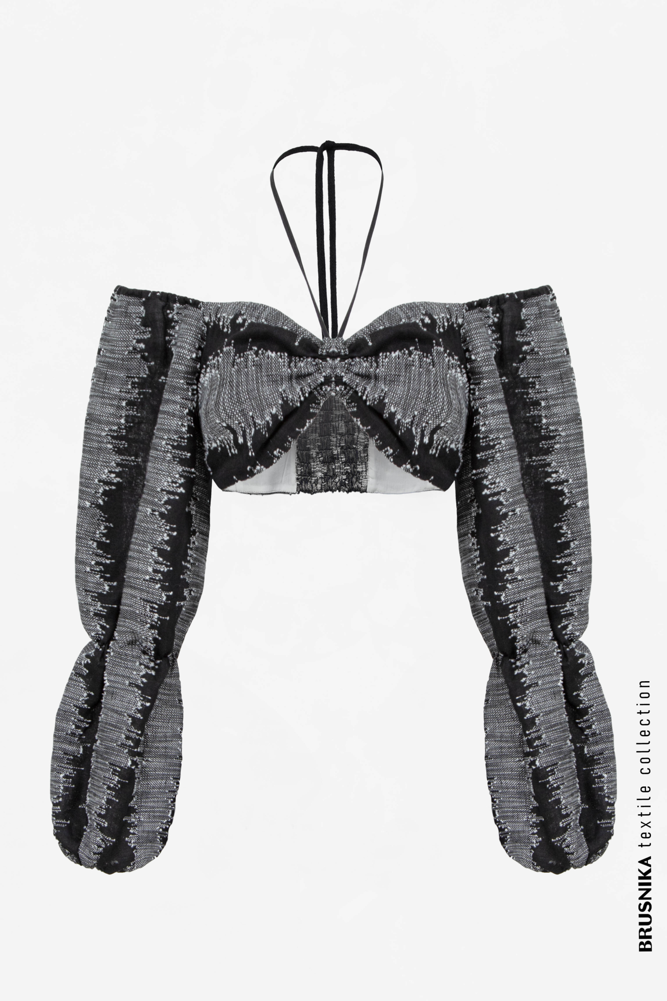 Короткий топ из 100% льна на тонкой кулиске вокруг шеи. Длинные рукава-фонарики.