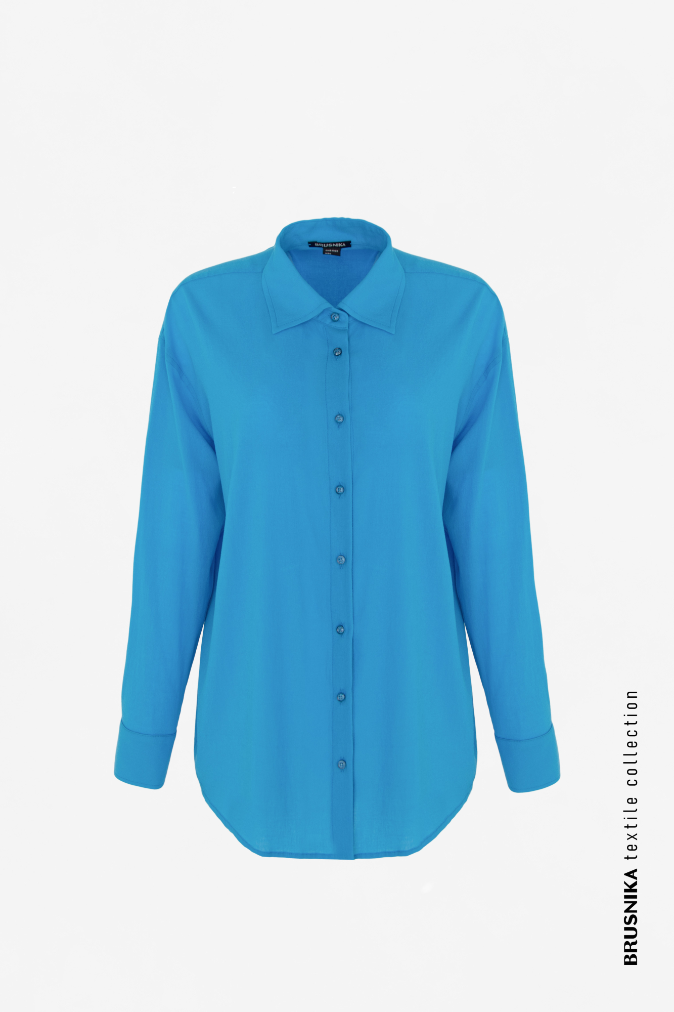 Классическая рубашка из тонкого хлопка. Отложной воротник, длинные рукава с манжетами на пуговица. Застежка на пуговицы.