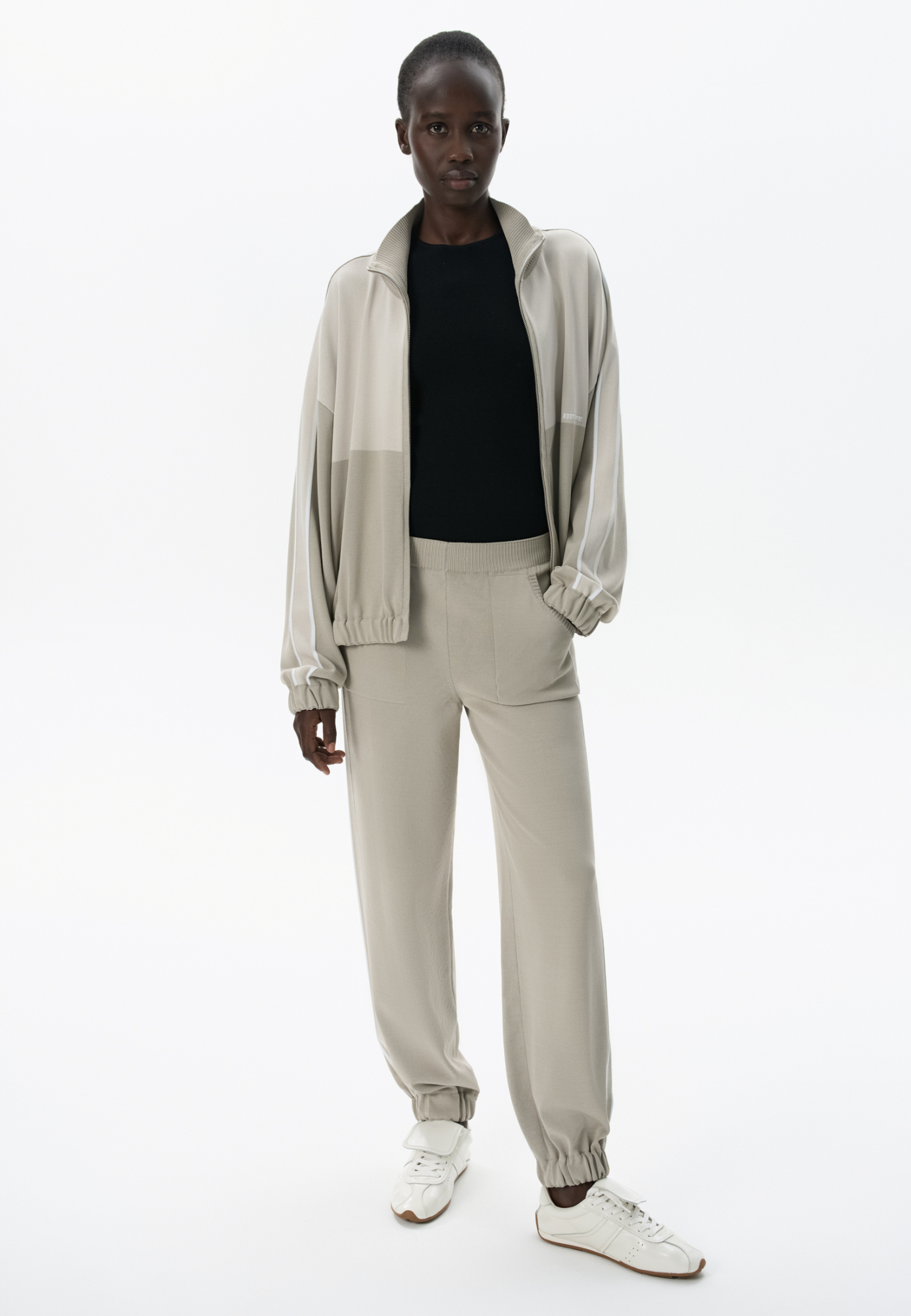 Трикотажные брюки-джоггеры из вискозы. Модель выполнена в спортивном стиле, с эластичным поясом со шнурком, боковыми карманами и манжетами на резинке. Изделие декорировано широкими лампасами контрастного цвета. 