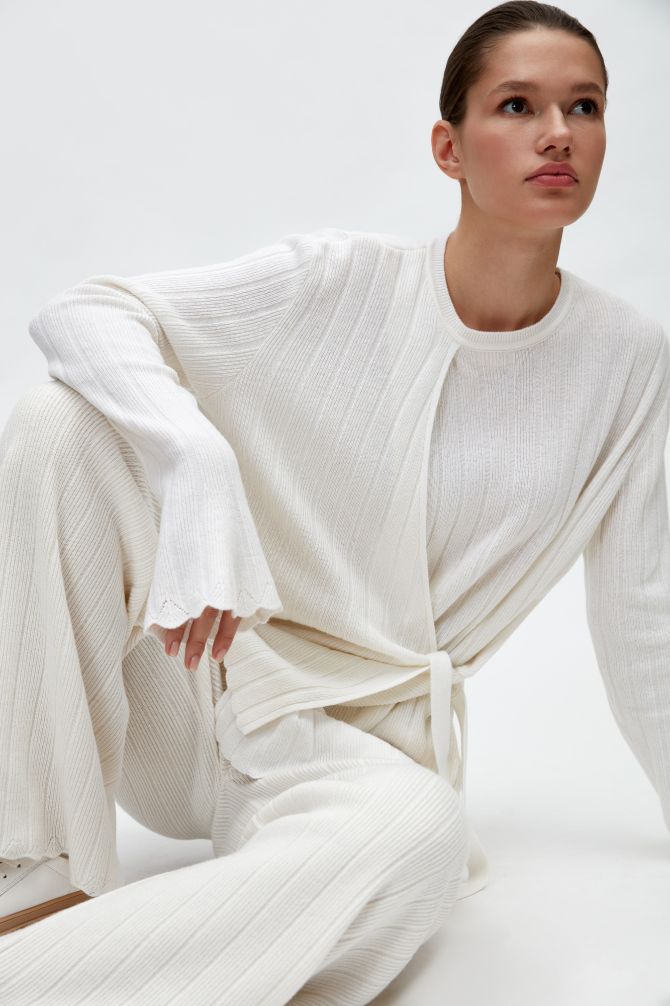 Трикотажный джемпер с имитацией запаха. Модель приталенного силуэта из смесовой шерсти. Дополнить образ можно брюками в таком же стиле.