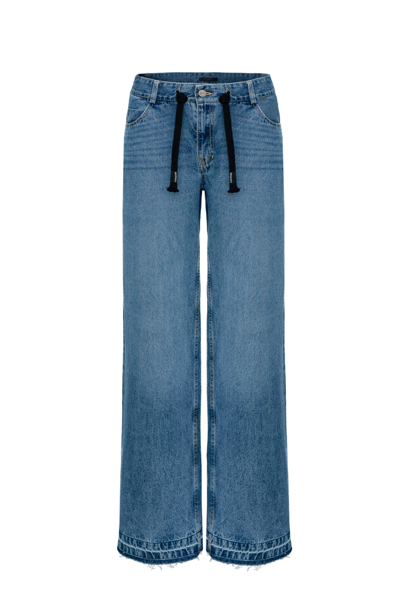 Прямые джинсы из 100% хлопка с боковыми карманами. Модель со средней посадкой, брендированной кулиской и потайной застежкой на молнию и пуговицу.